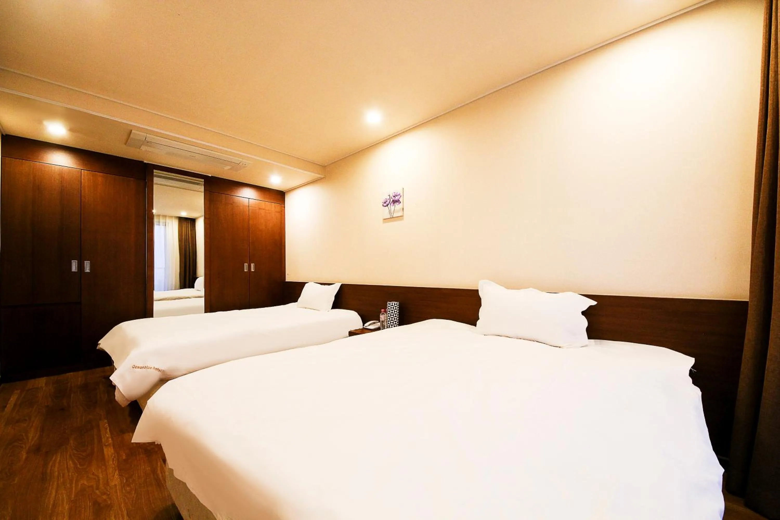 Bedroom, Bed in Jeju Jungmun Ocean Blue Hotel