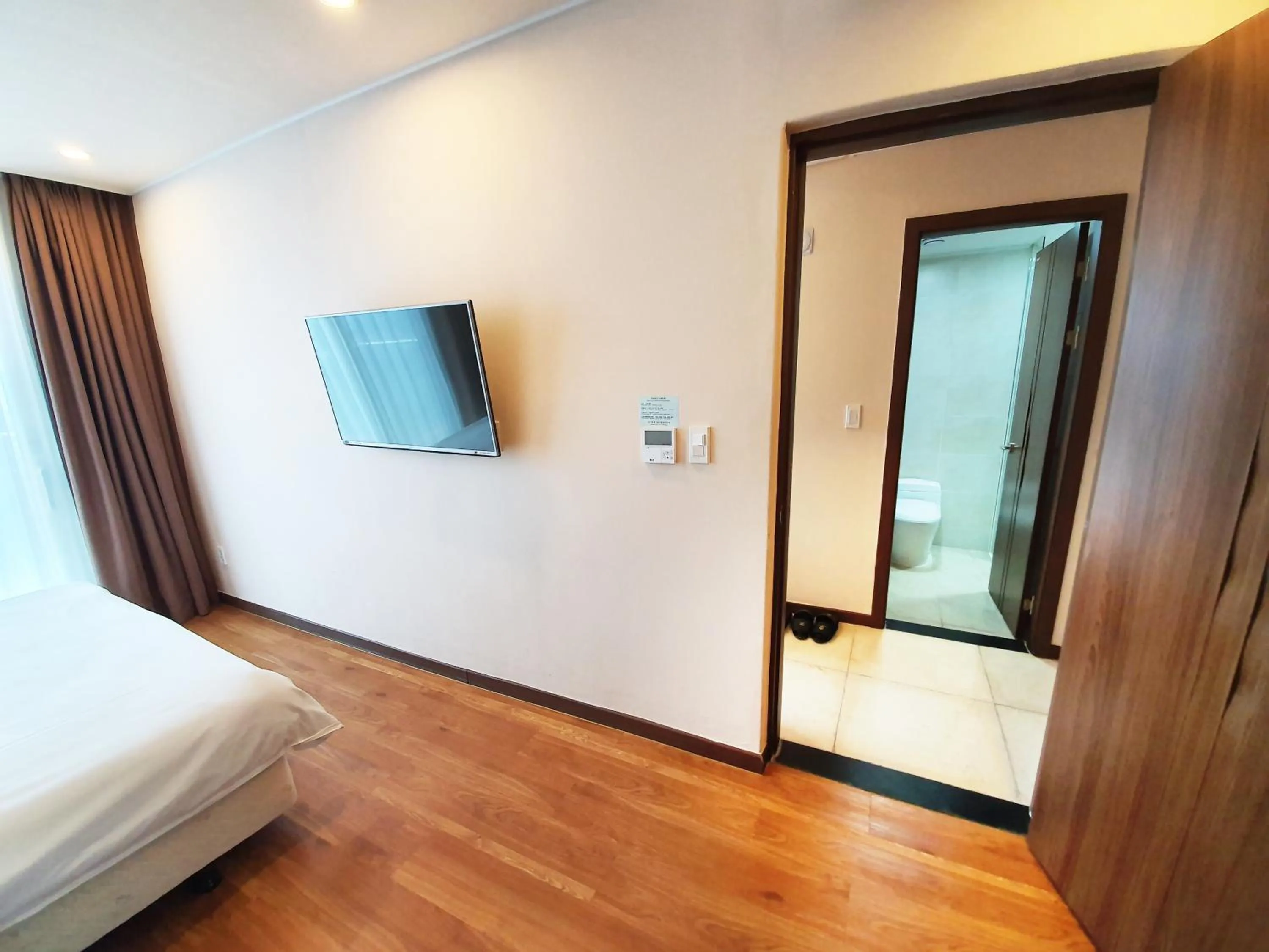 Bedroom, Bed in Jeju Jungmun Ocean Blue Hotel