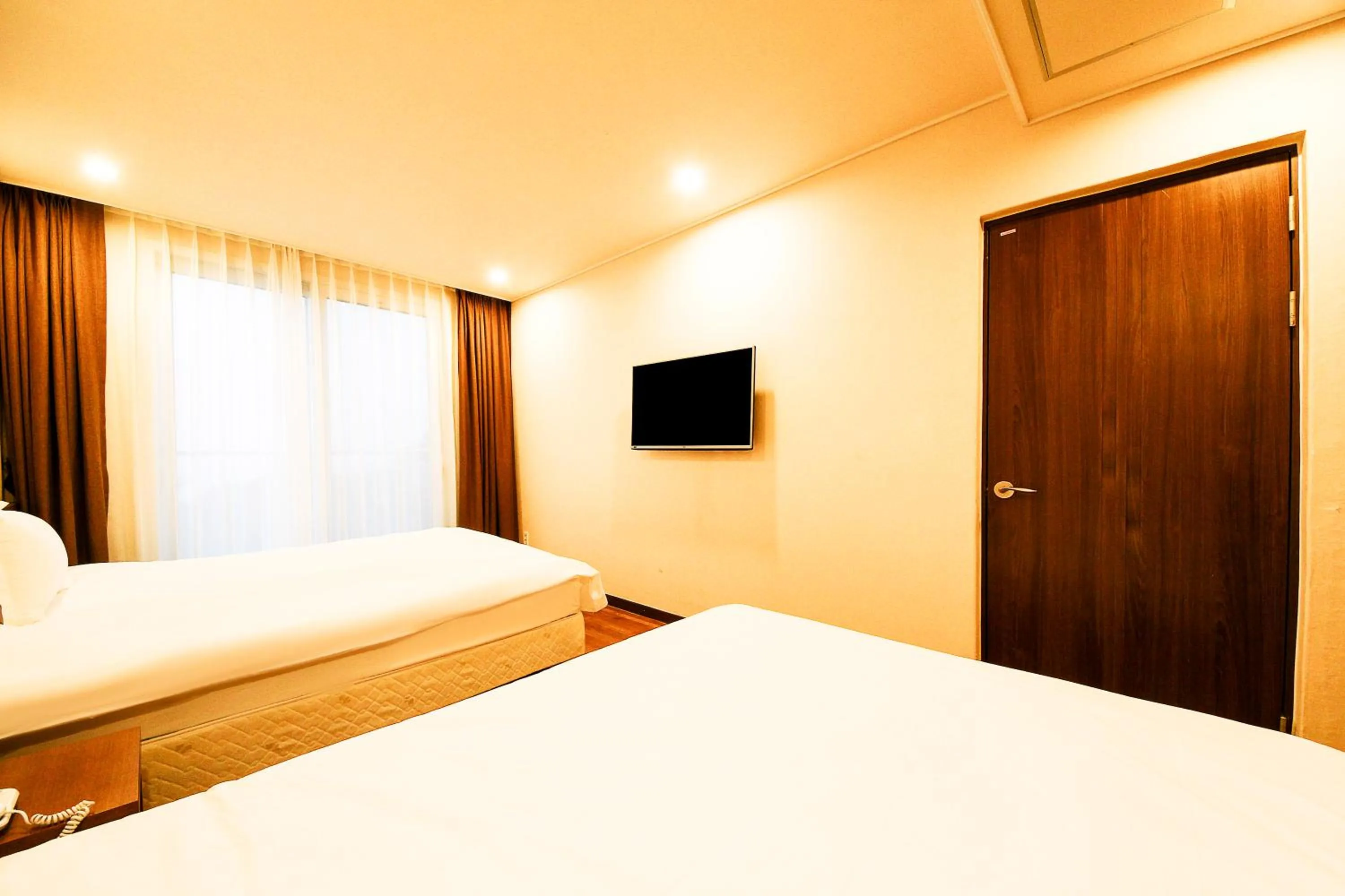 Photo of the whole room, Bed in Jeju Jungmun Ocean Blue Hotel