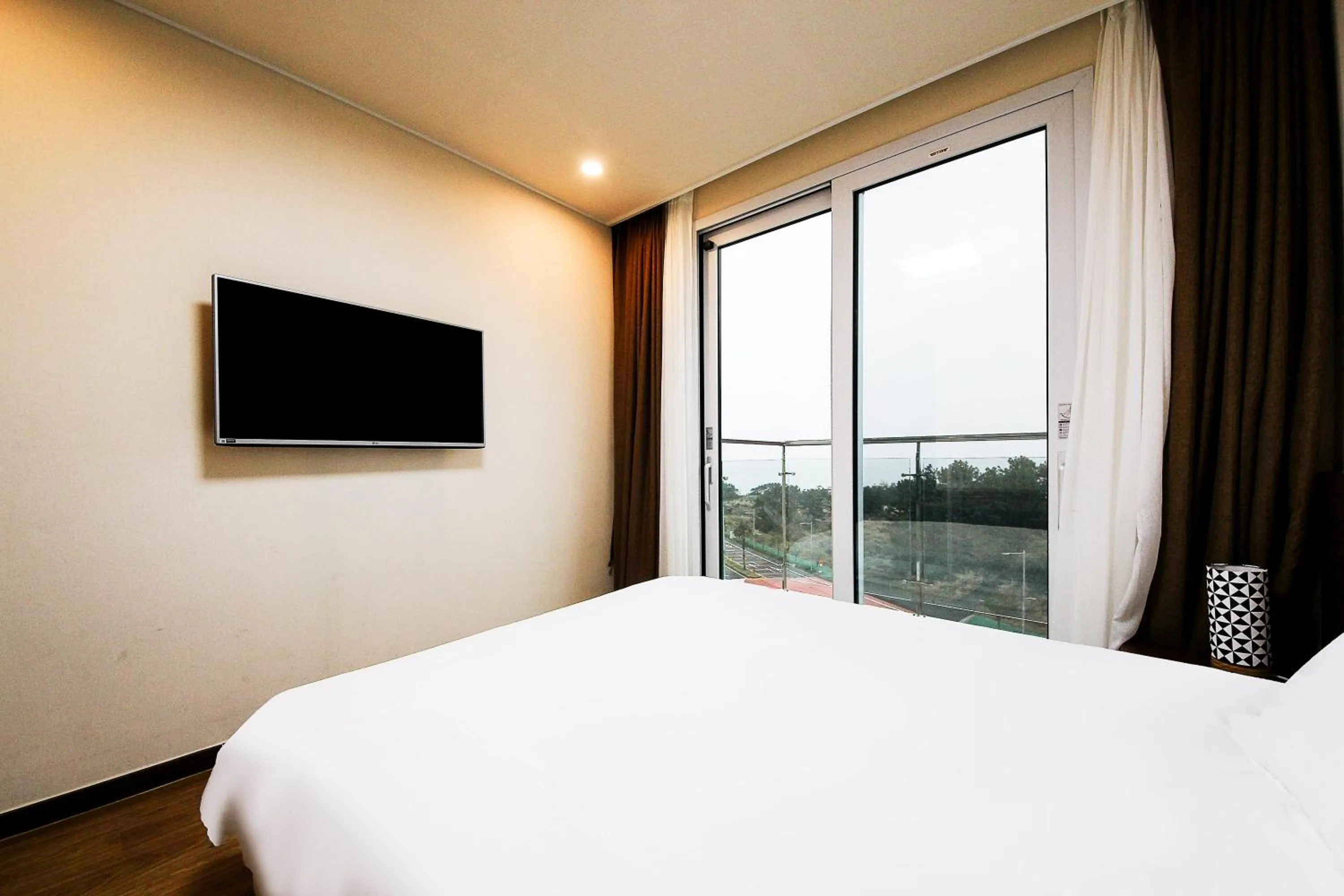 Photo of the whole room, Bed in Jeju Jungmun Ocean Blue Hotel
