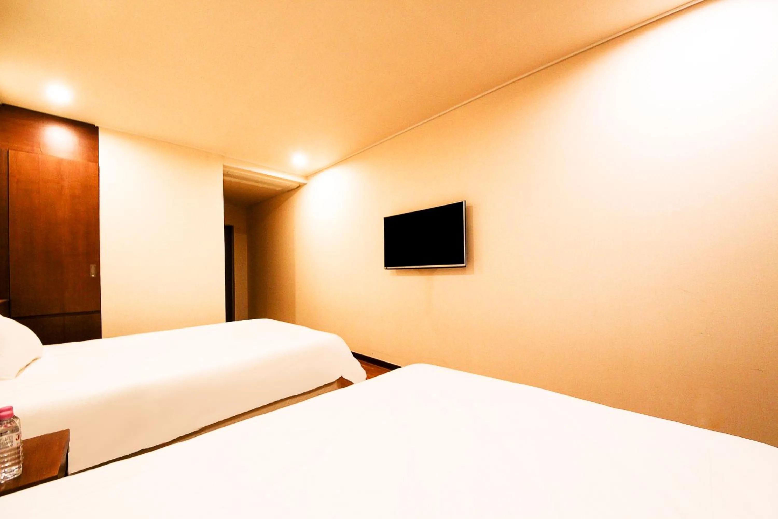 Bedroom, Bed in Jeju Jungmun Ocean Blue Hotel