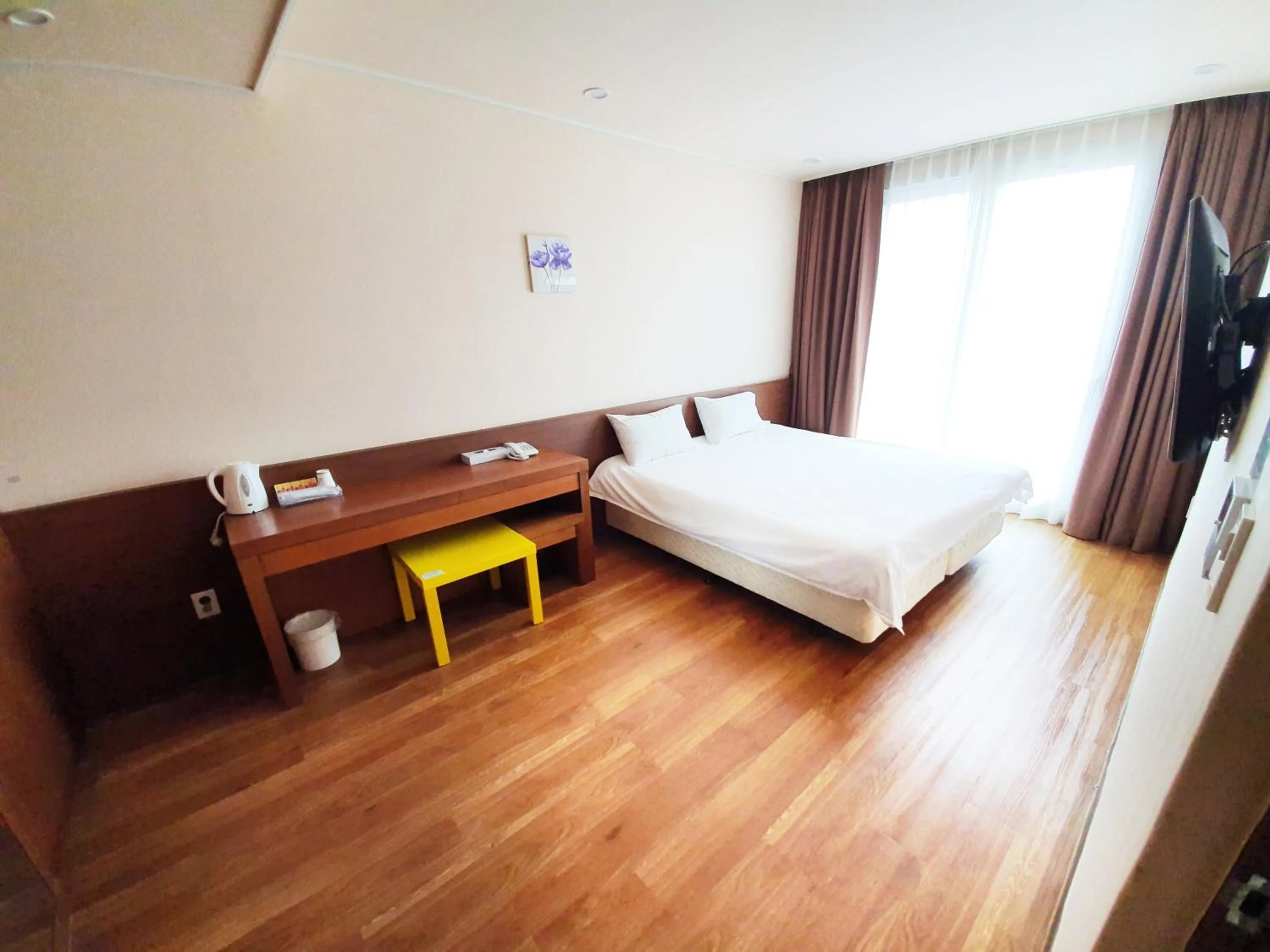 Photo of the whole room, Bed in Jeju Jungmun Ocean Blue Hotel