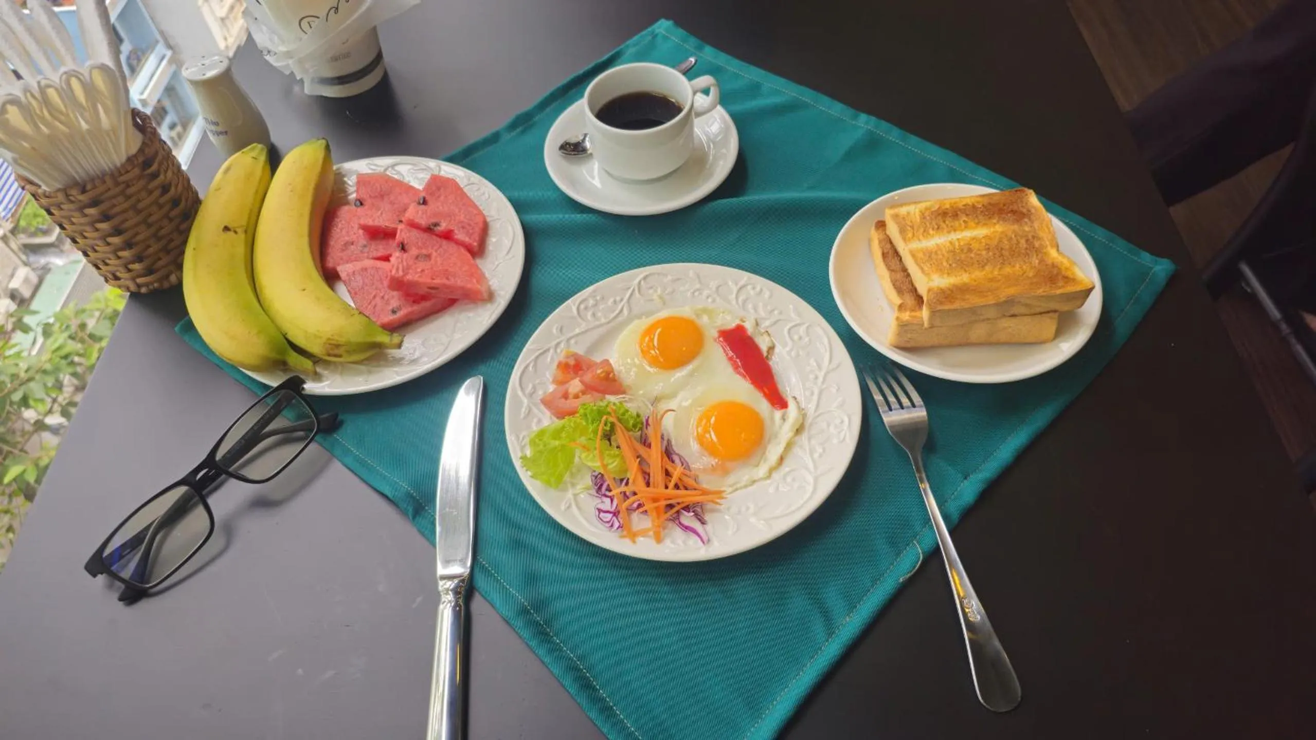 Restaurant/places to eat in The Passion Suites Hotel & Spa