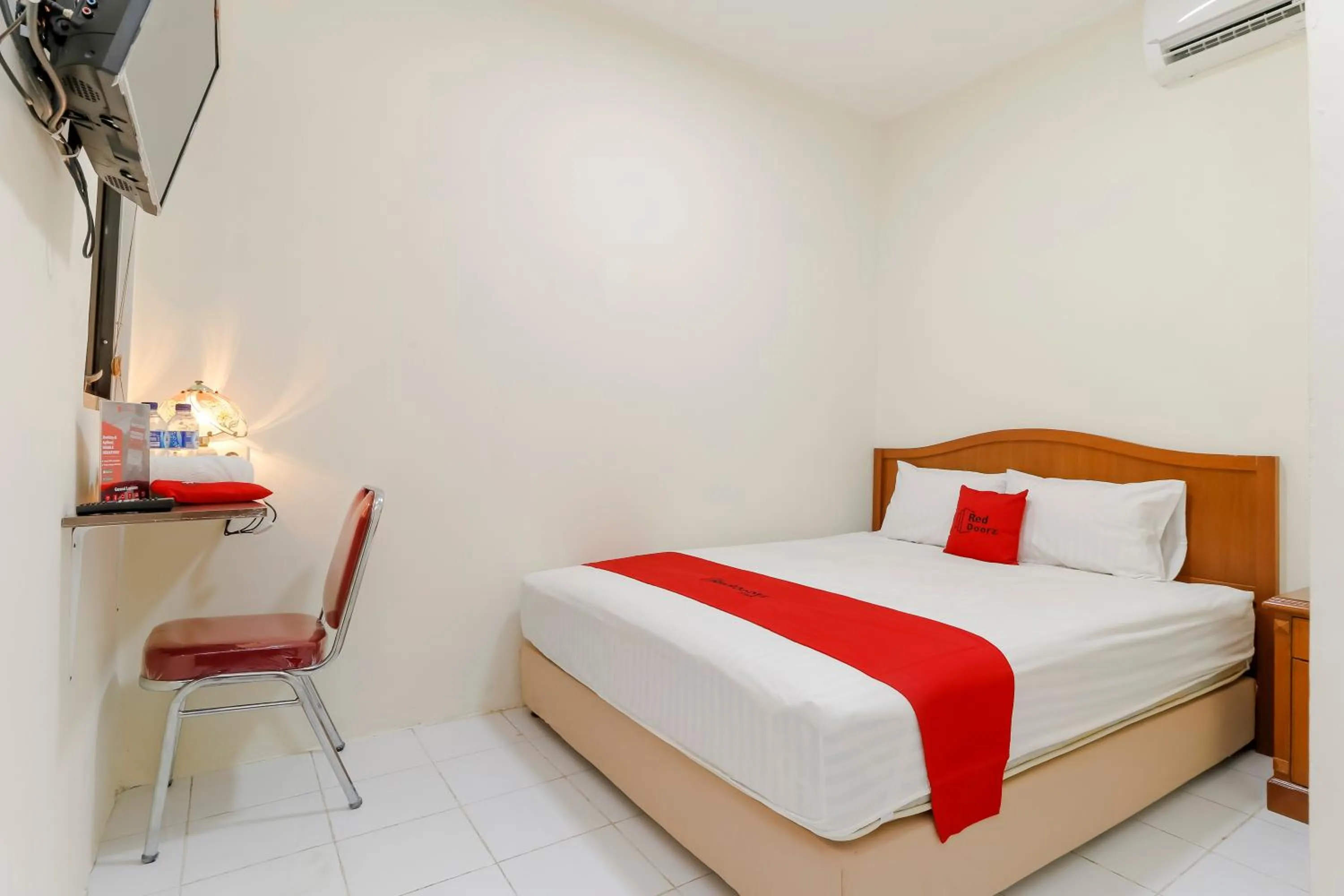Bedroom, Bed in RedDoorz Plus near Ciputra World Kuningan 2