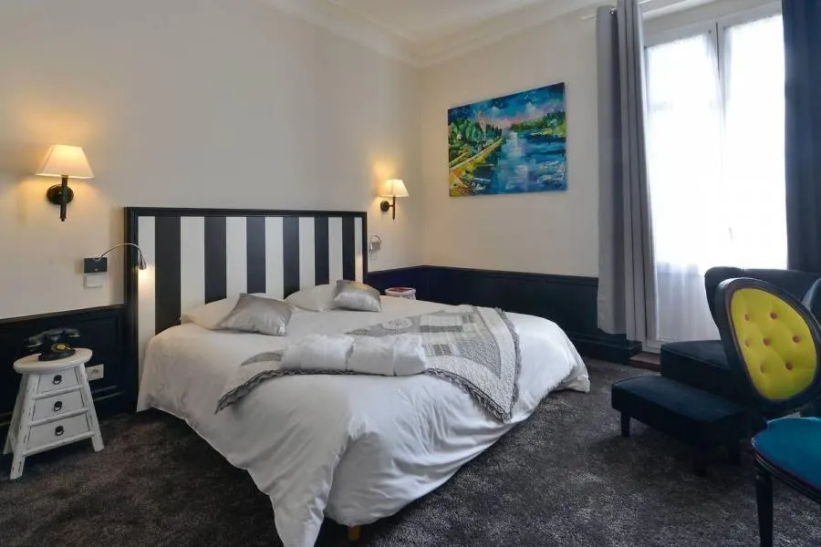 Bed in Hôtel De France