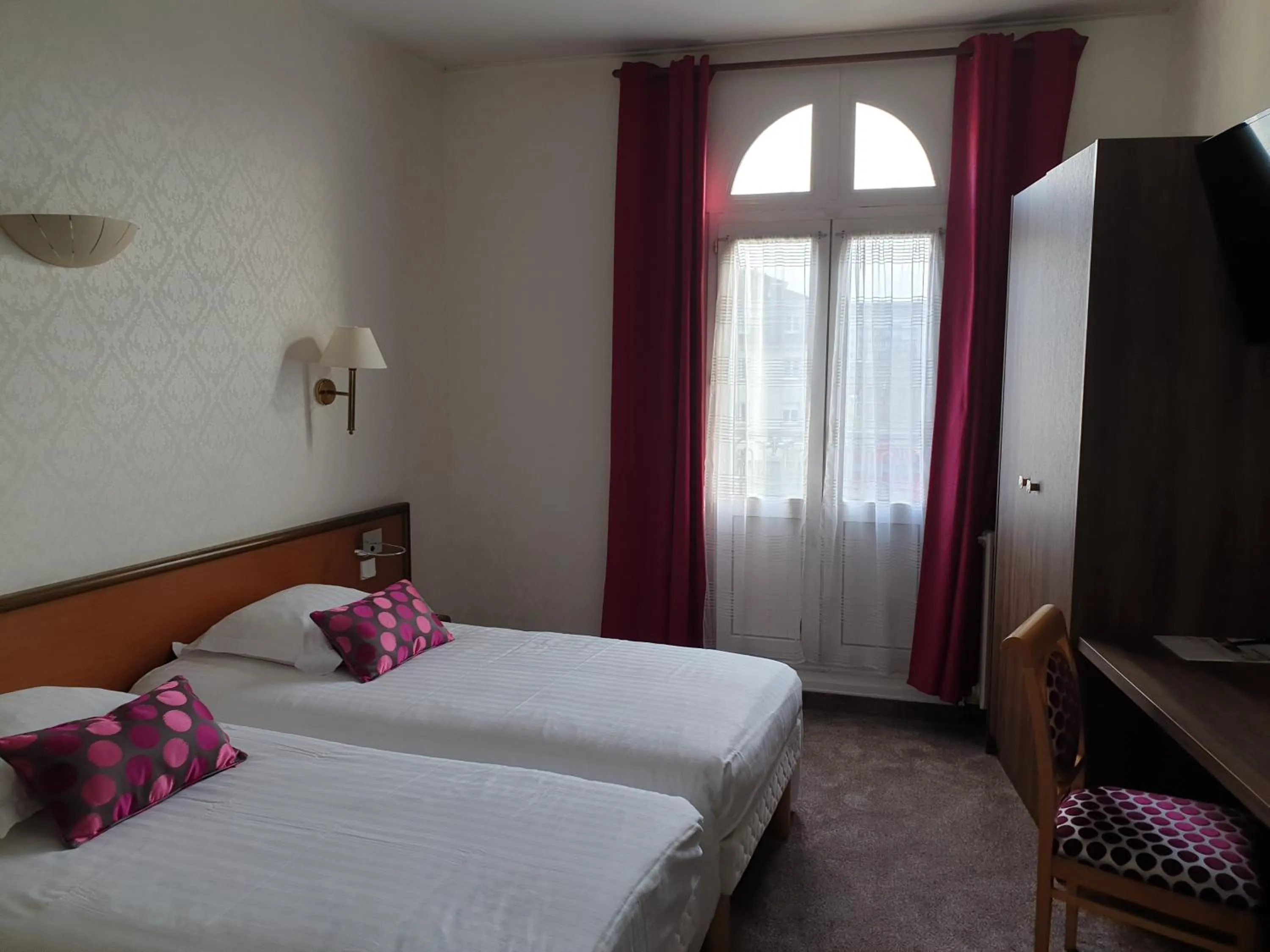 Bed in Hôtel De France