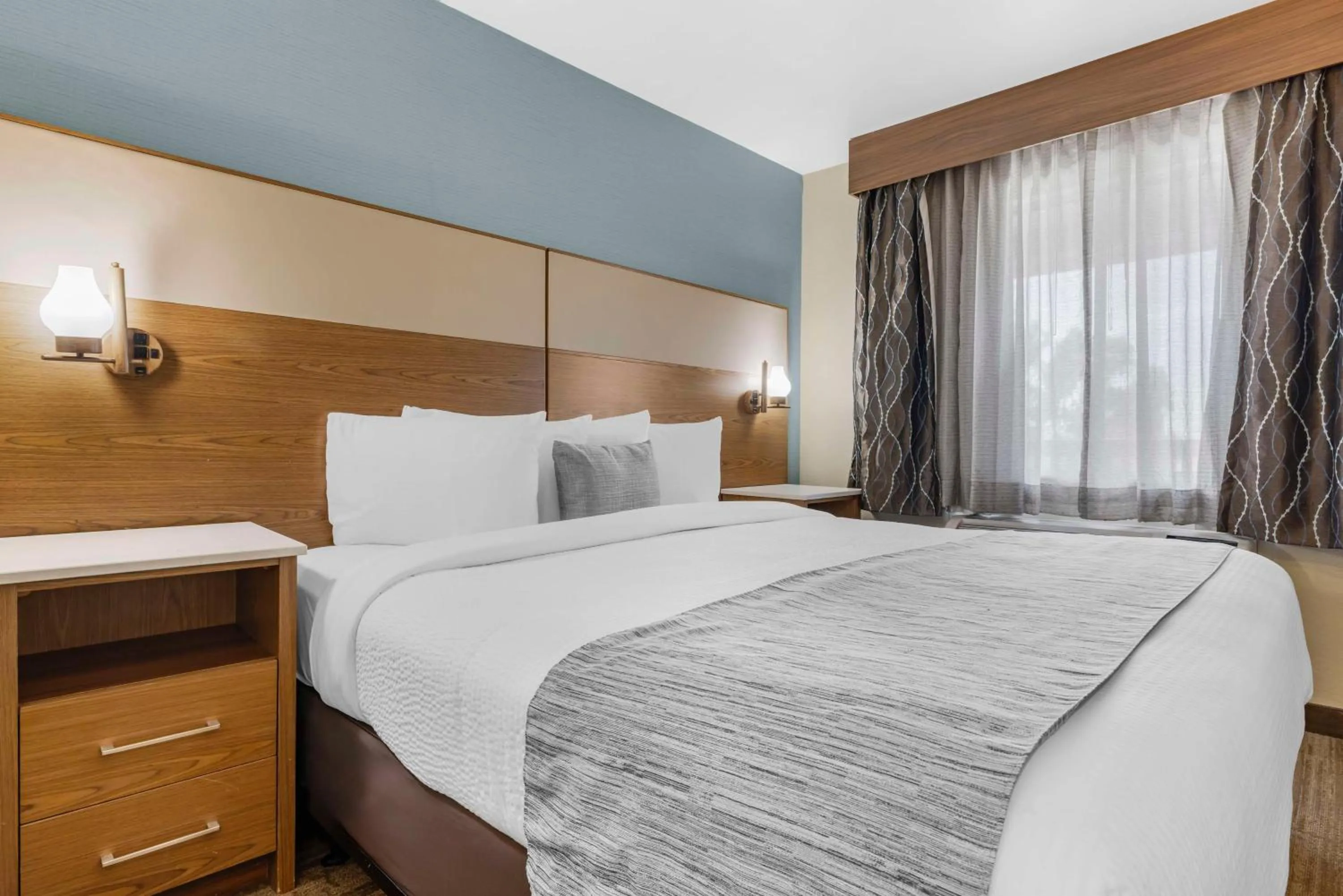 Bedroom, Bed in Best Western Carlsbad by the Sea