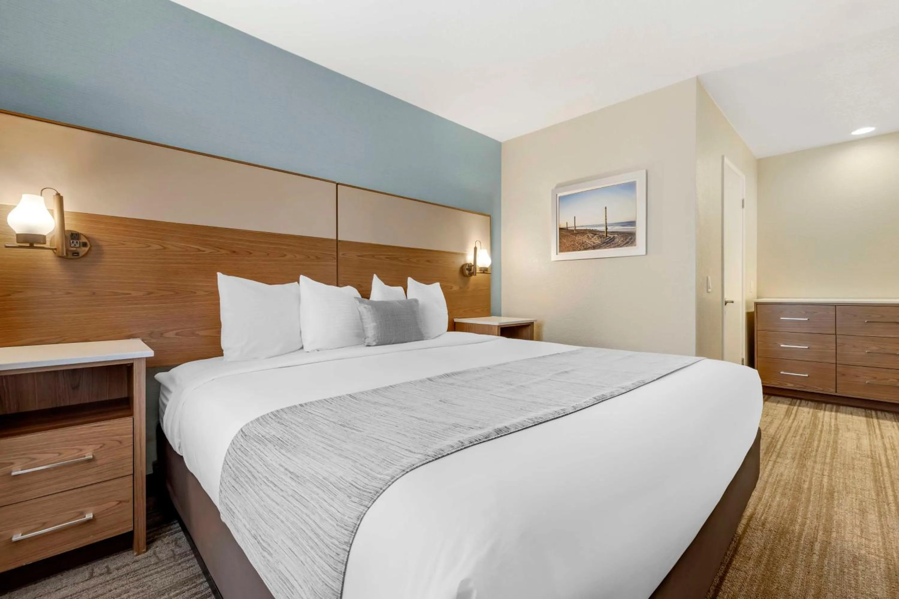 Photo of the whole room, Bed in Best Western Carlsbad by the Sea