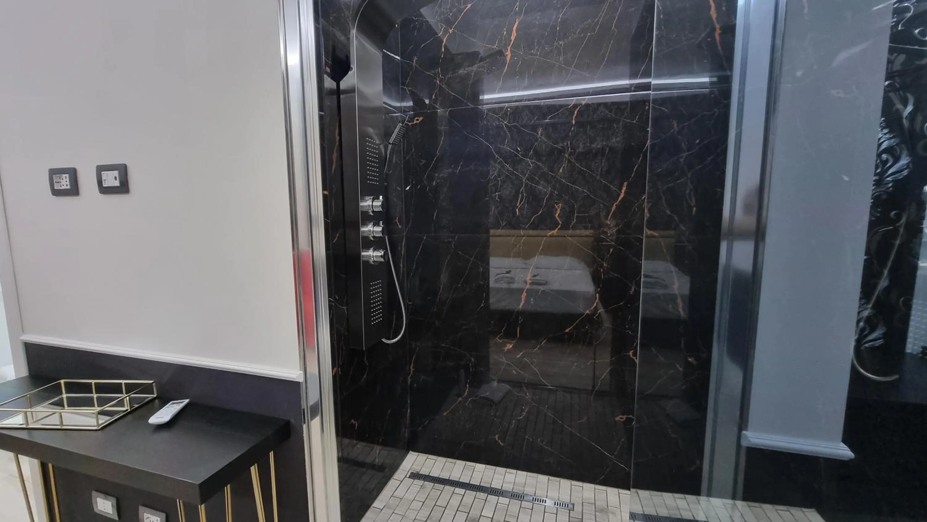 Shower in Rome Aparts