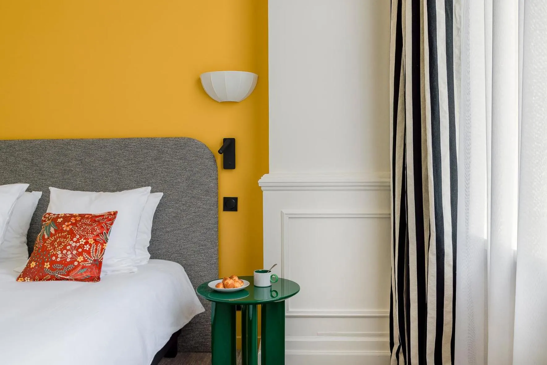 Bed in Hôtel de la Poste