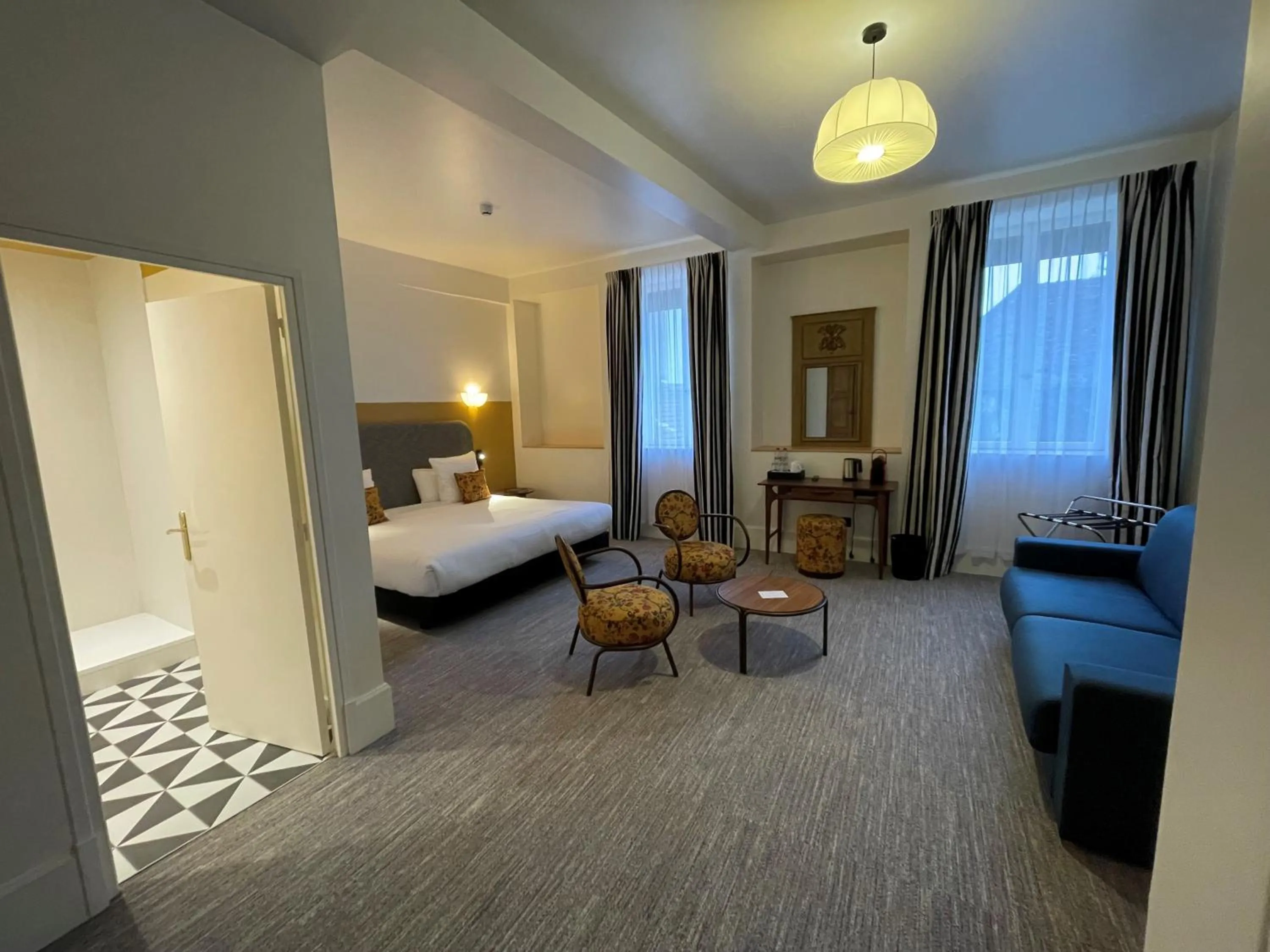 Bedroom, Bed in Hôtel de la Poste