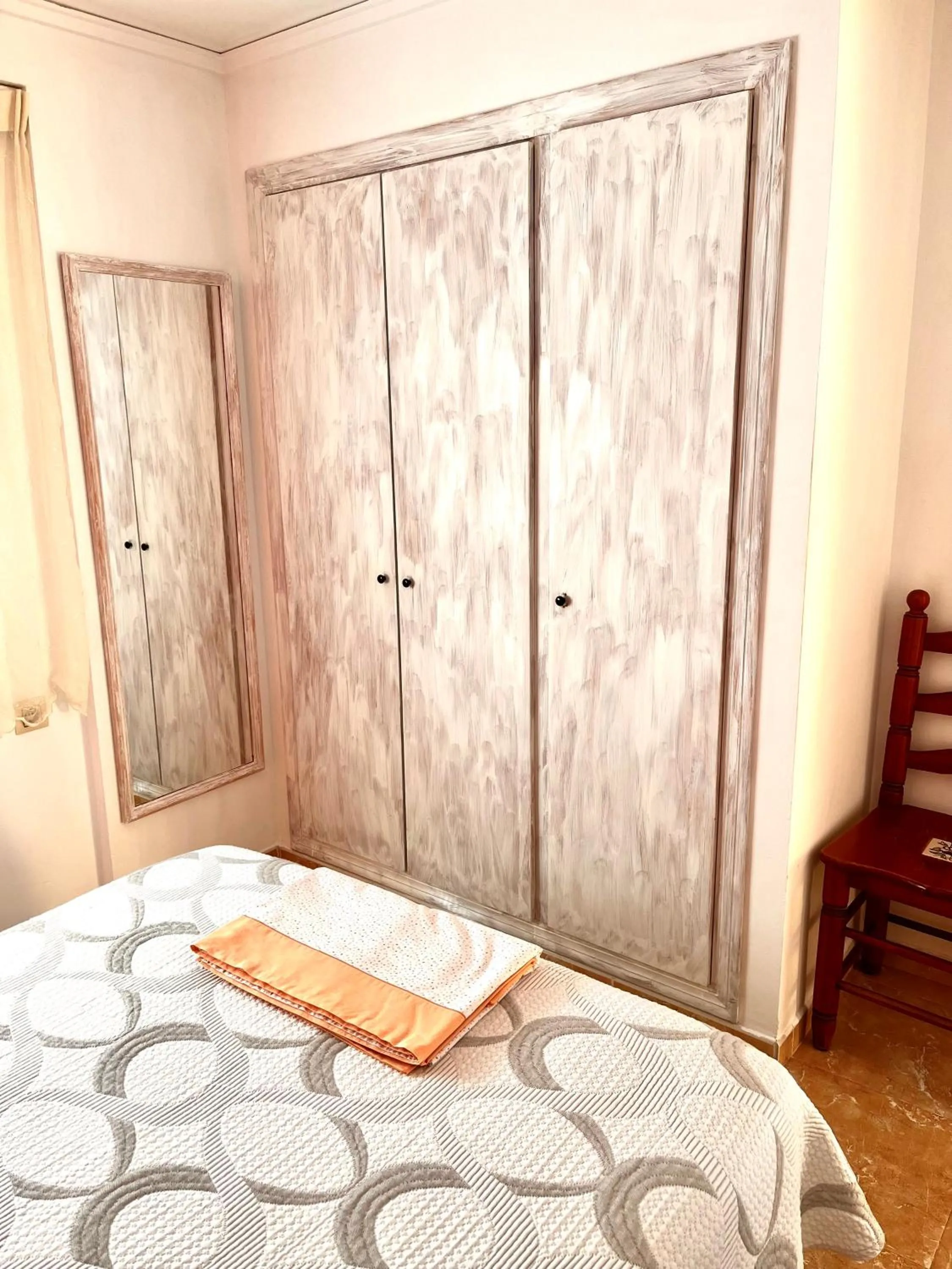 wardrobe, Bed in Gandialco Playa de Gandia