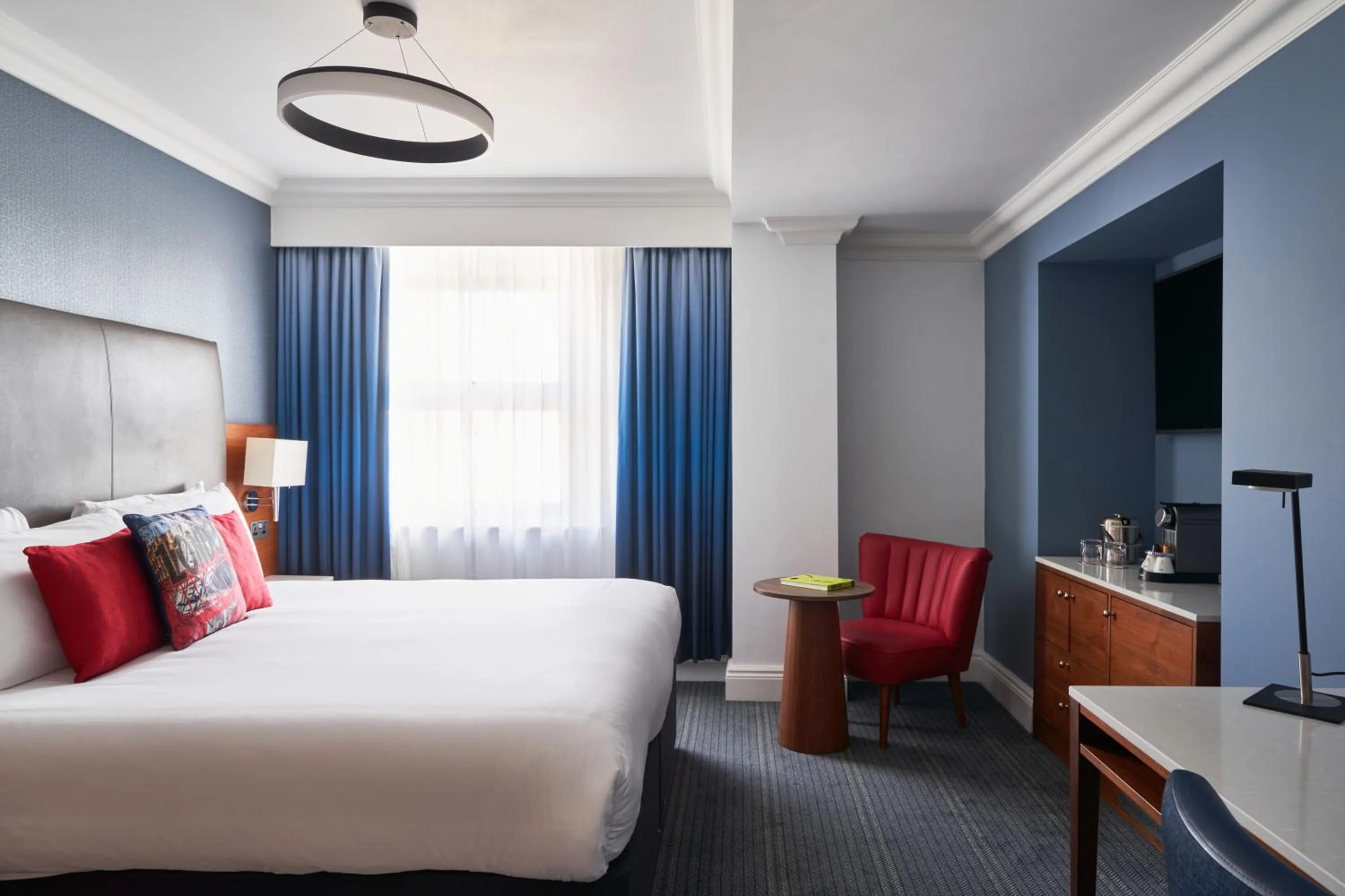 Photo of the whole room, Bed in The Cumberland, London