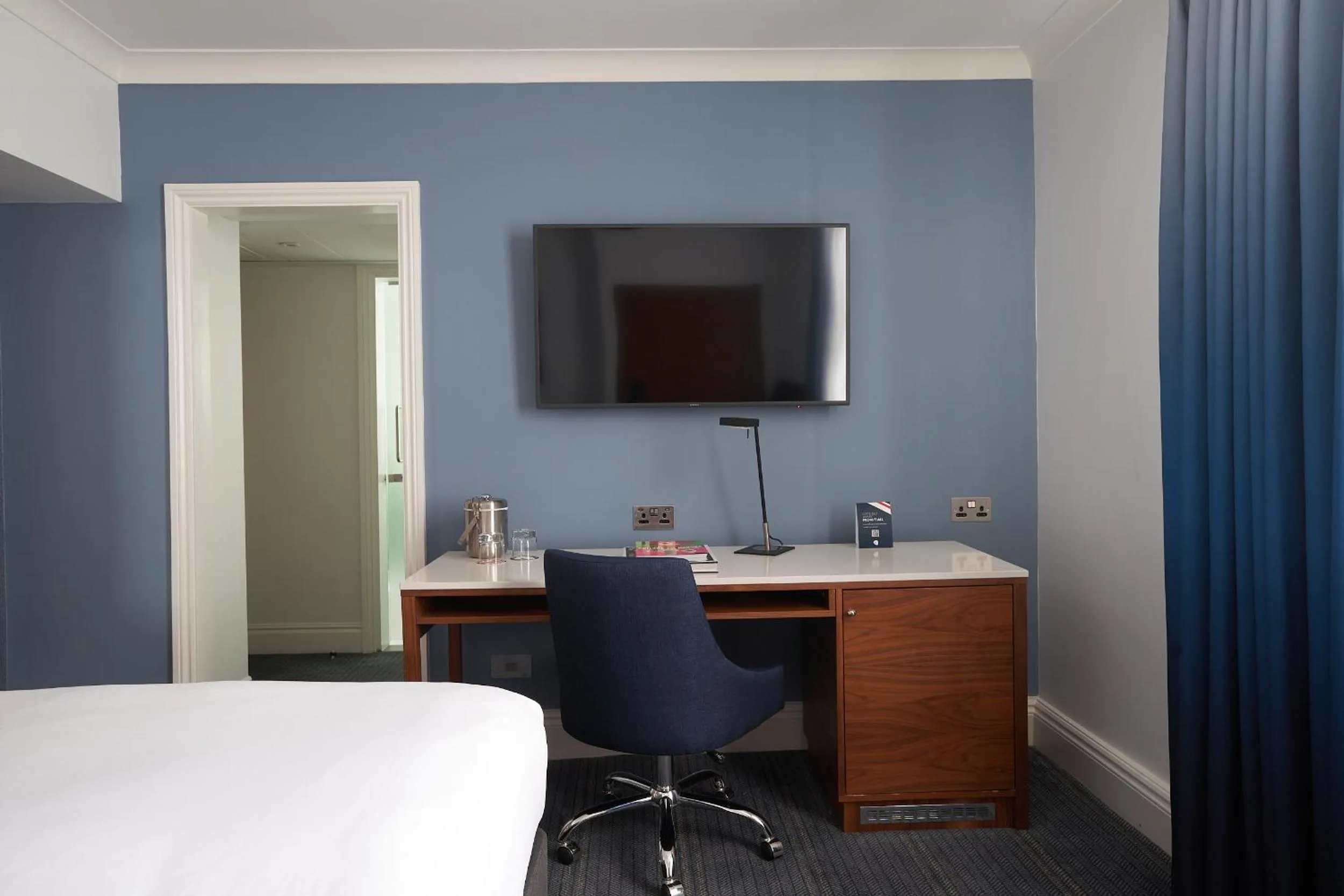 Bedroom, Bed in The Cumberland, London