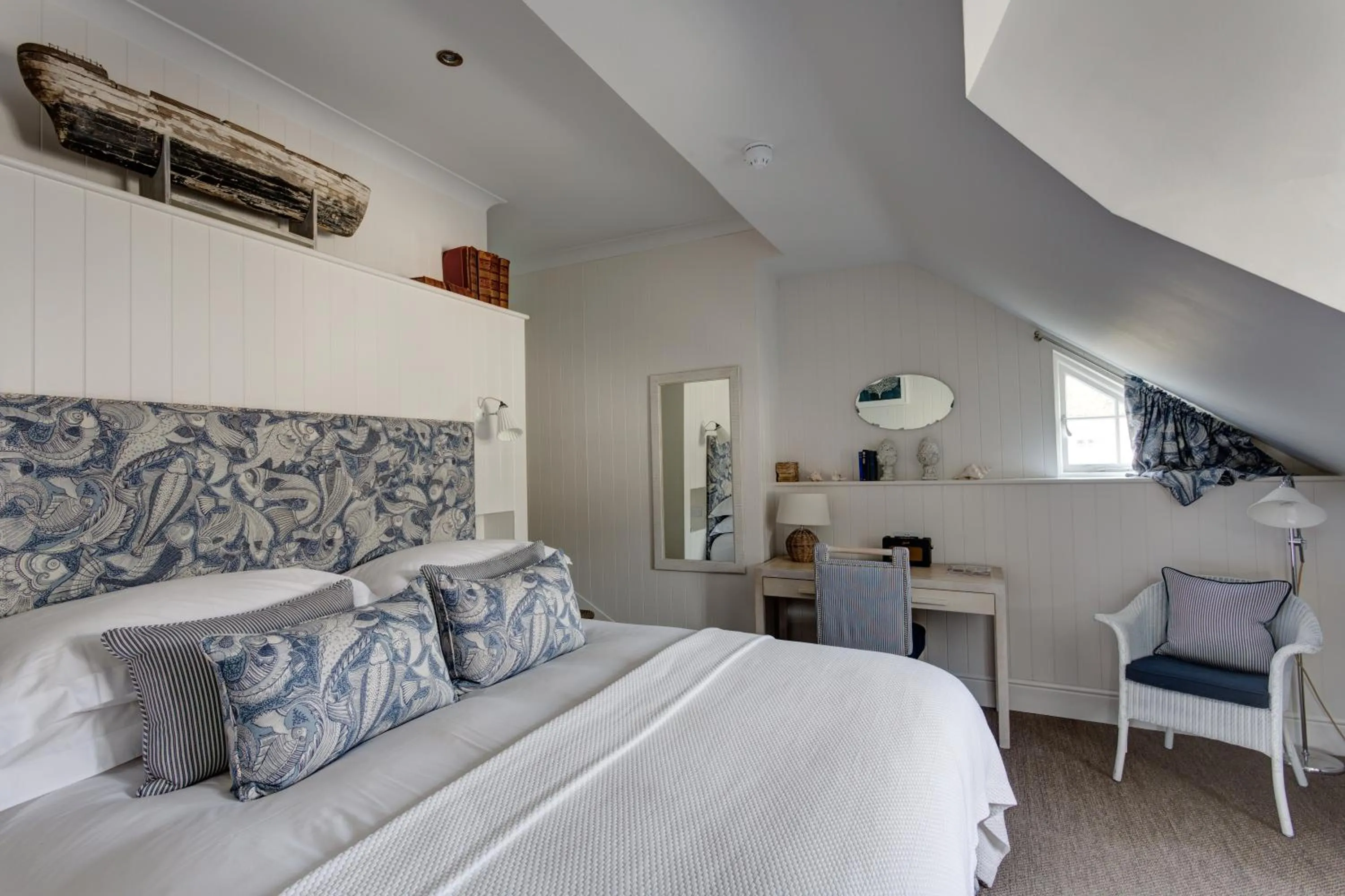 Seating area, Bed in The Idle Rocks