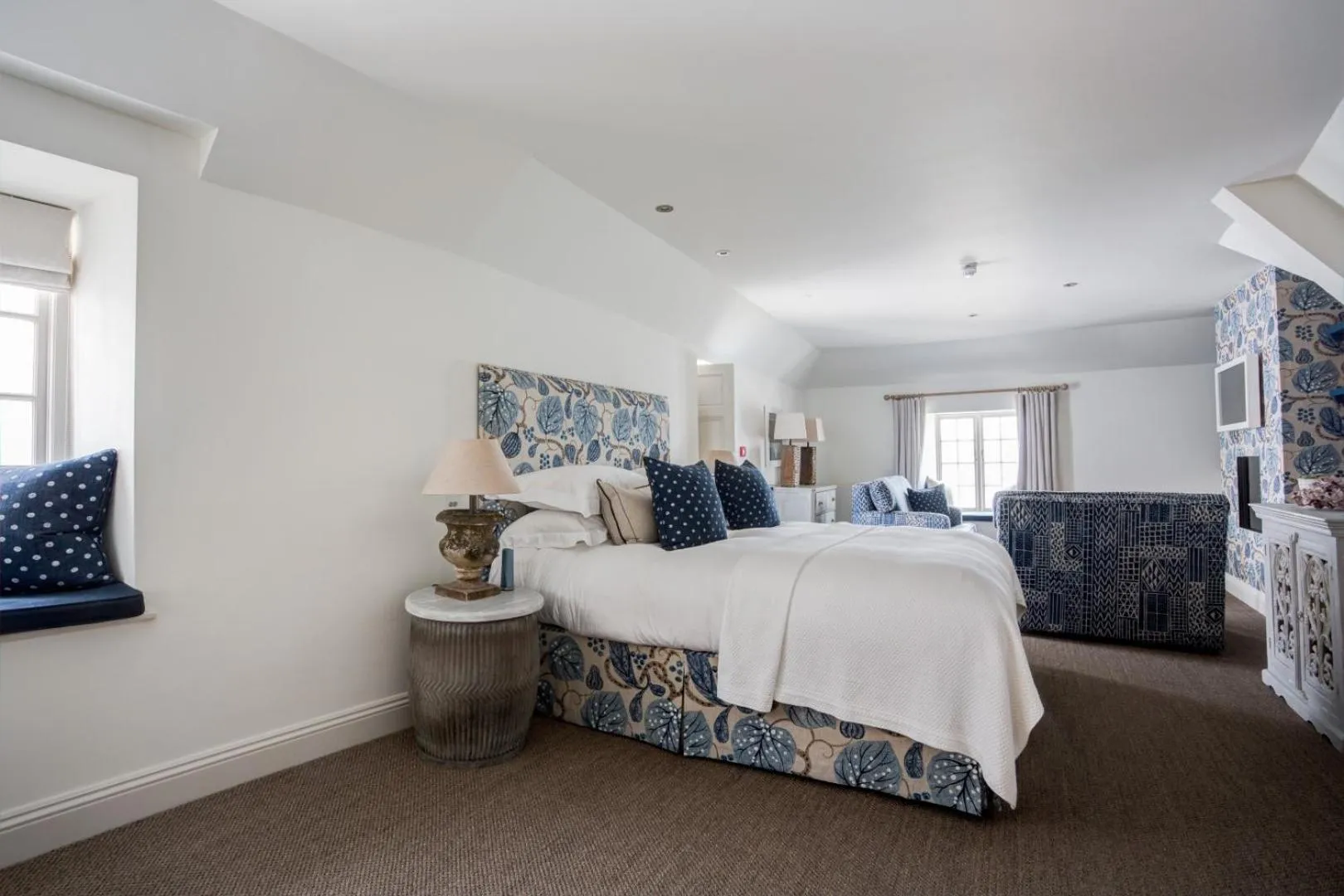 Seating area, Bed in The Idle Rocks