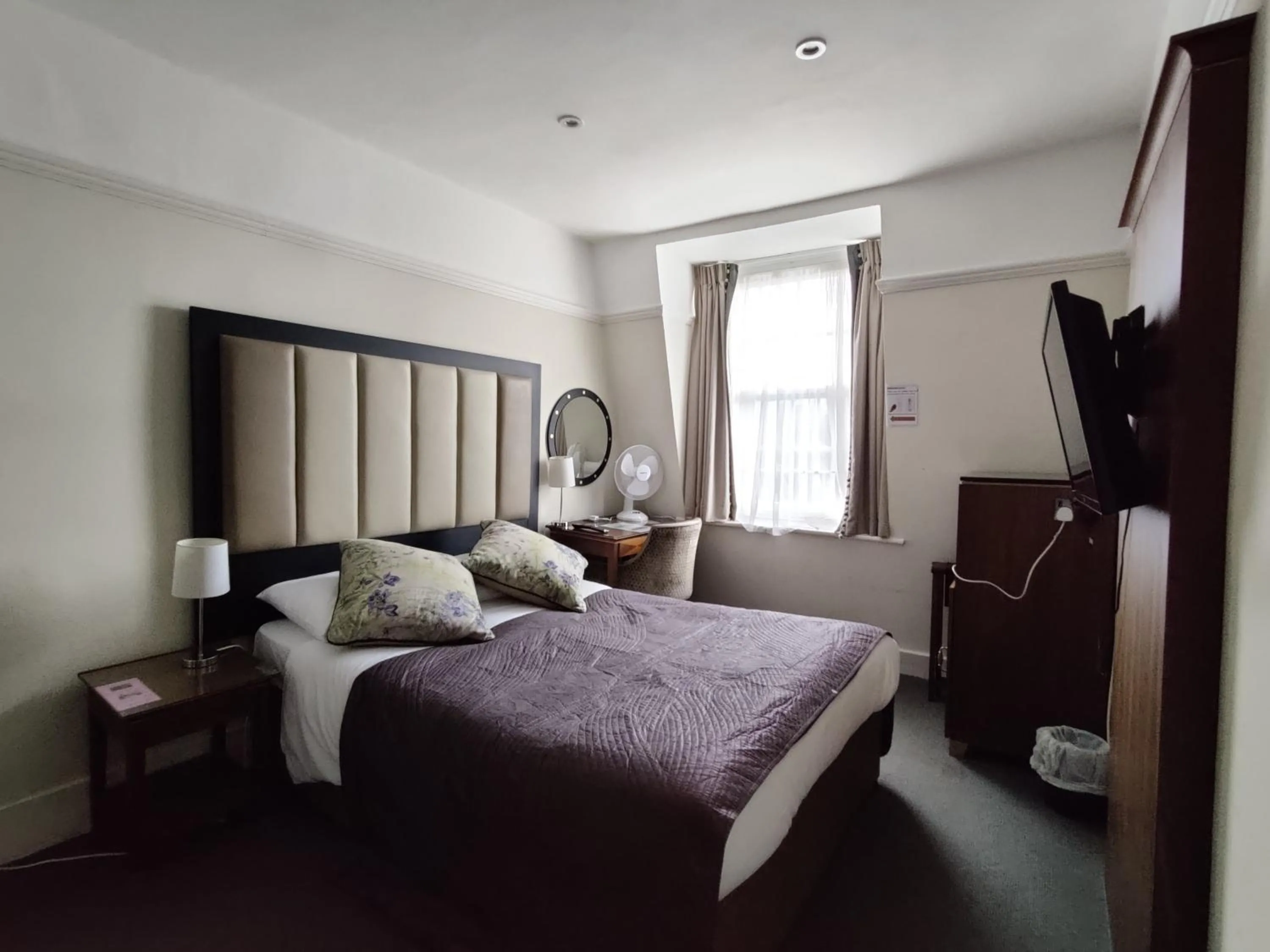 TV and multimedia, Bed in Blue Bells Hotel