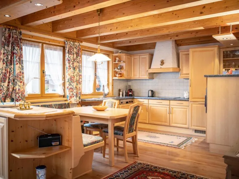 Kitchen or kitchenette in Pension der Steinbock - das 300 Jahre alte Bauernhaus - TIROL