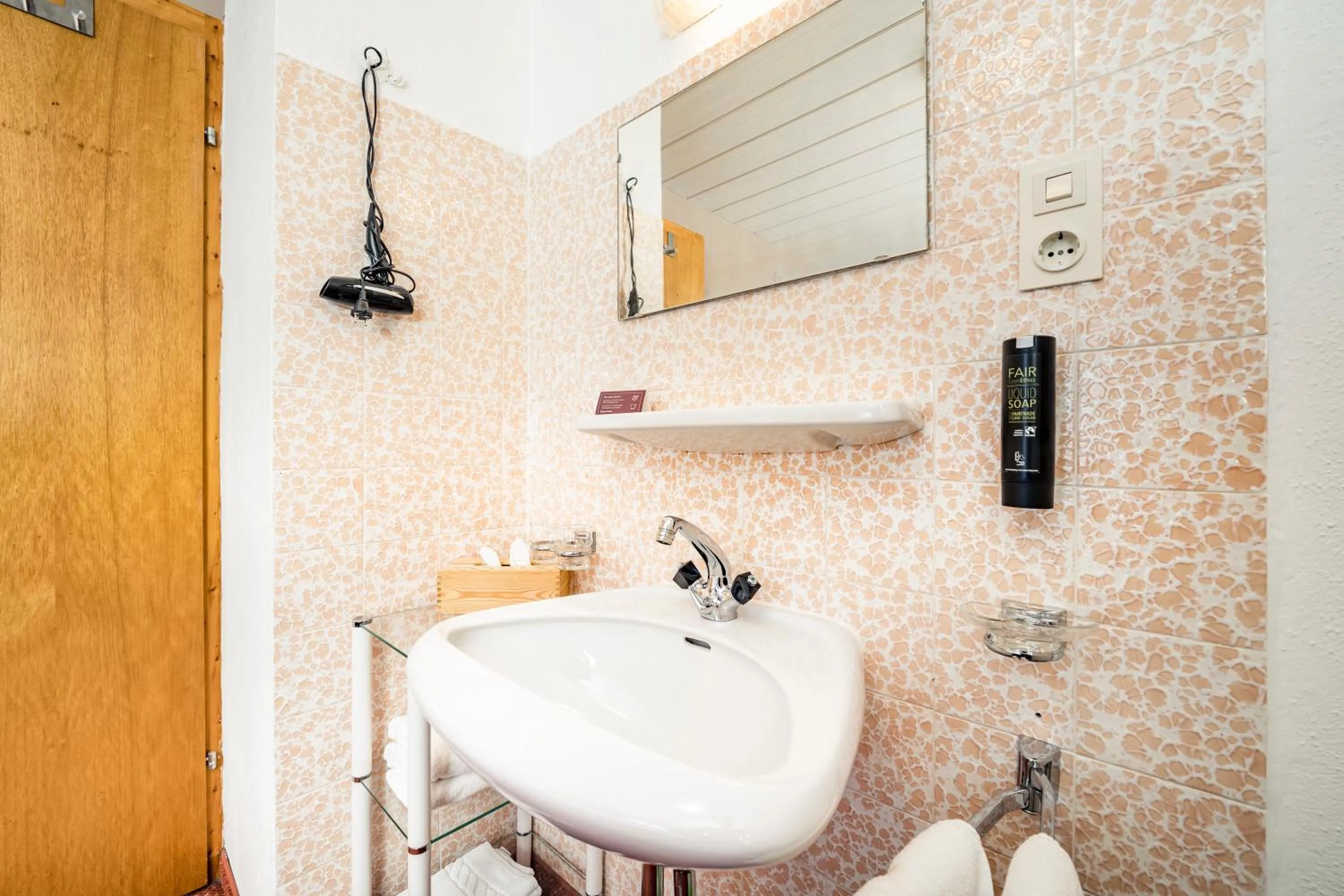 Bathroom in Pension der Steinbock - das 300 Jahre alte Bauernhaus - TIROL