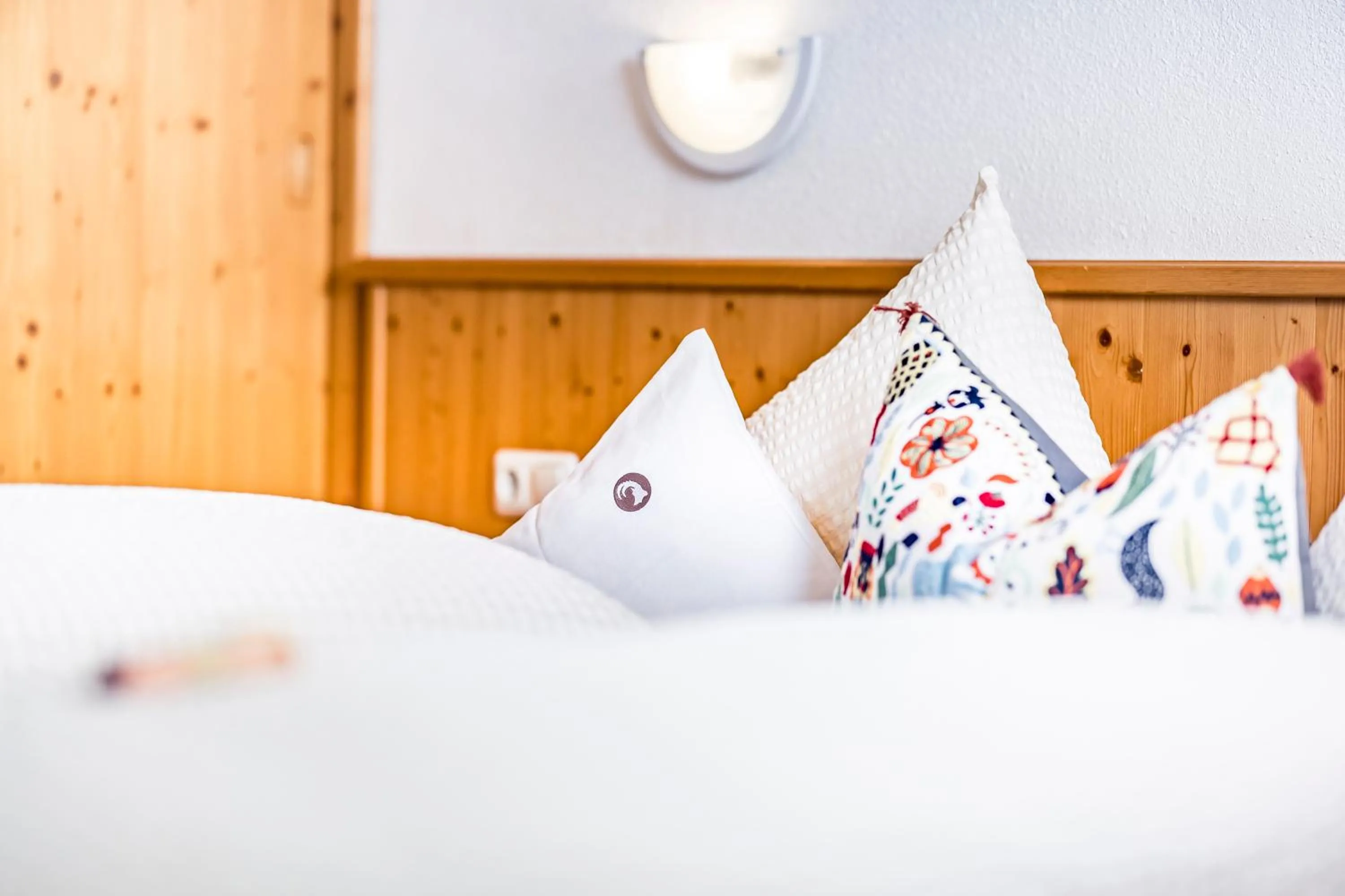 Bed in Pension der Steinbock - das 300 Jahre alte Bauernhaus - TIROL