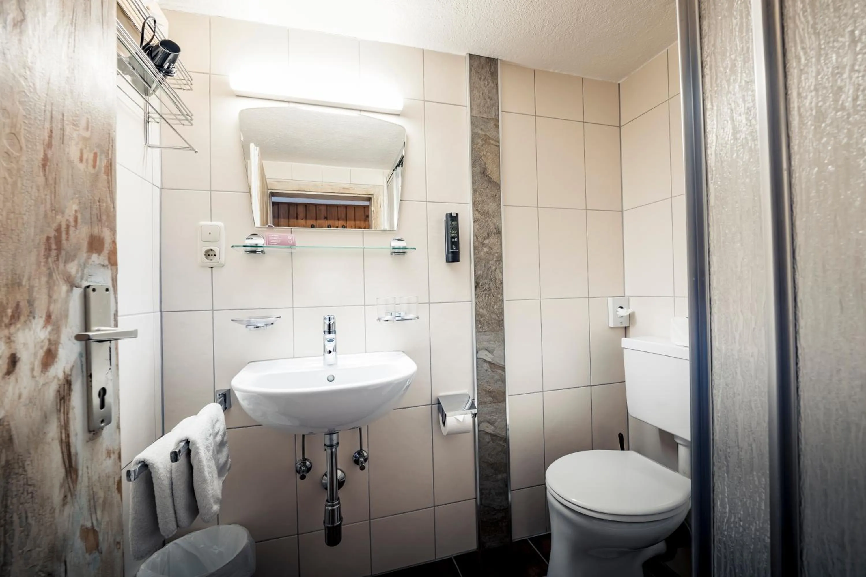 Bathroom in Pension der Steinbock - das 300 Jahre alte Bauernhaus - TIROL