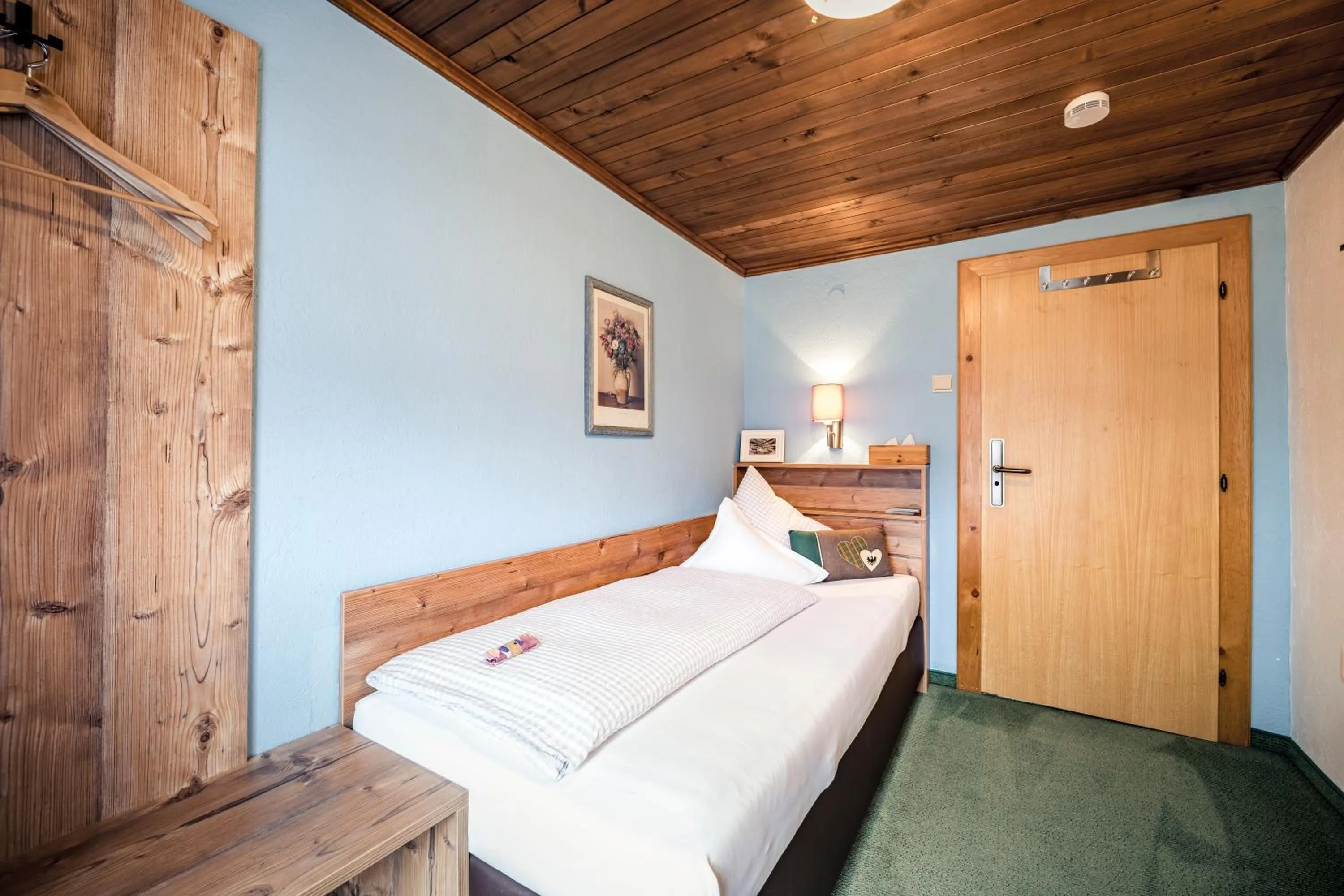 Bed in Pension der Steinbock - das 300 Jahre alte Bauernhaus - TIROL
