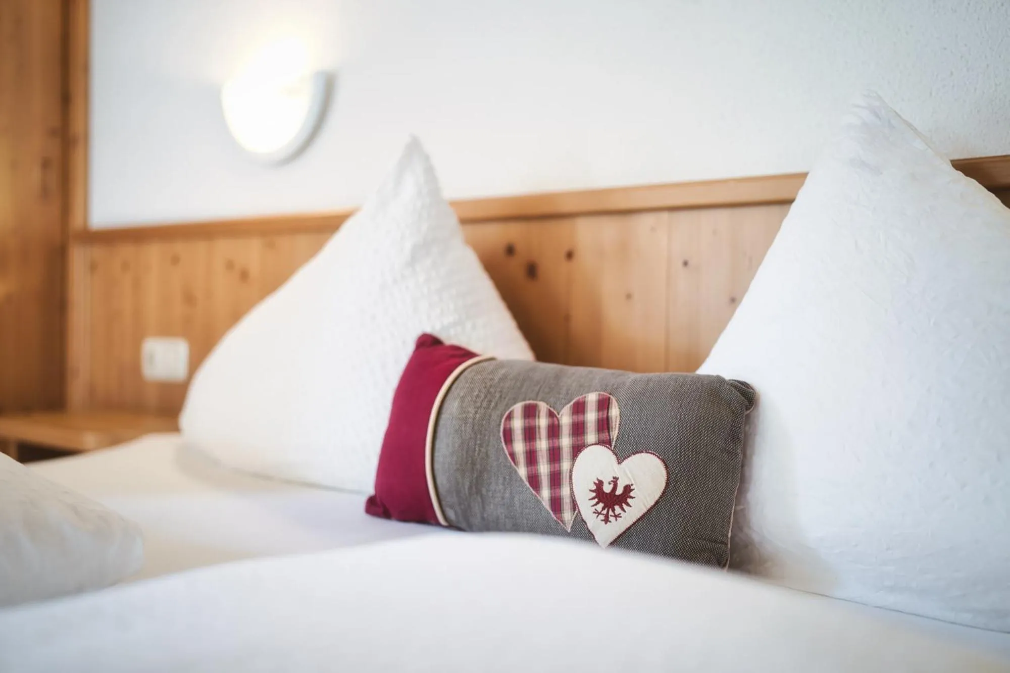 Bed in Pension der Steinbock - das 300 Jahre alte Bauernhaus - TIROL