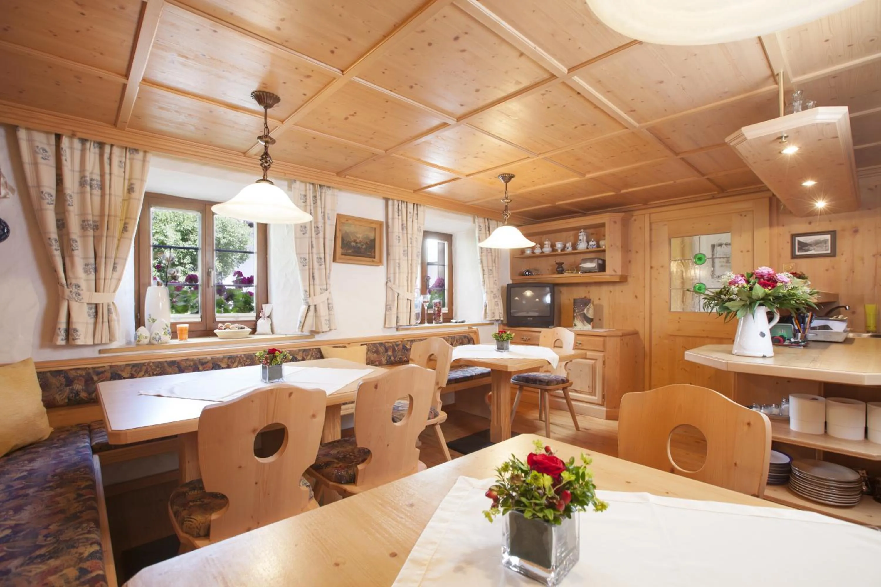 Restaurant/places to eat in Pension der Steinbock - das 300 Jahre alte Bauernhaus - TIROL