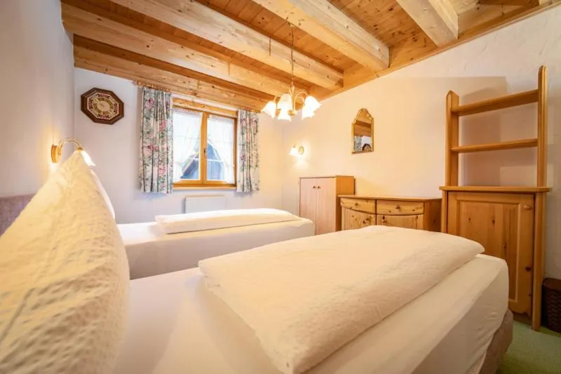 Bed in Pension der Steinbock - das 300 Jahre alte Bauernhaus - TIROL