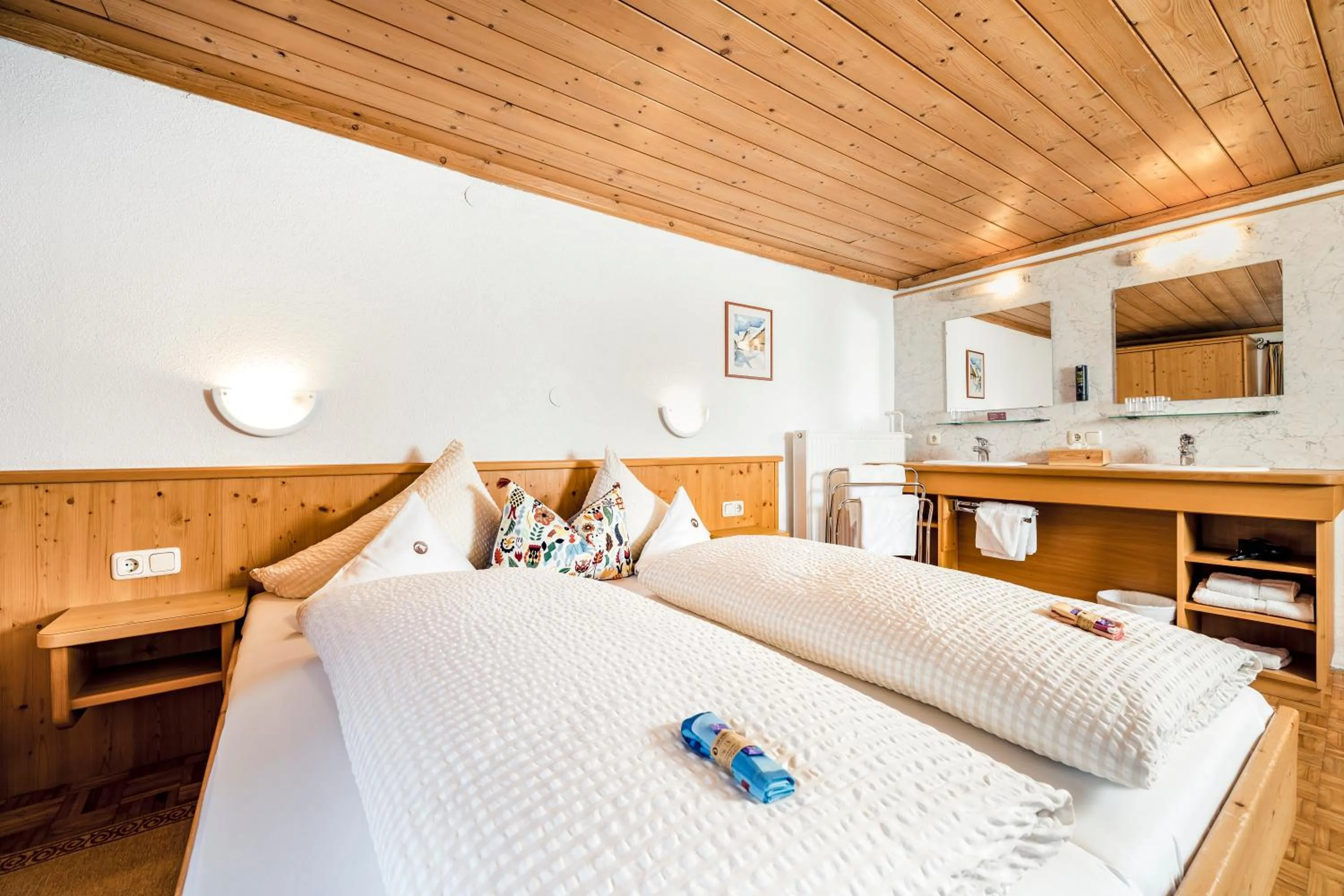 Photo of the whole room, Bed in Pension der Steinbock - das 300 Jahre alte Bauernhaus - TIROL