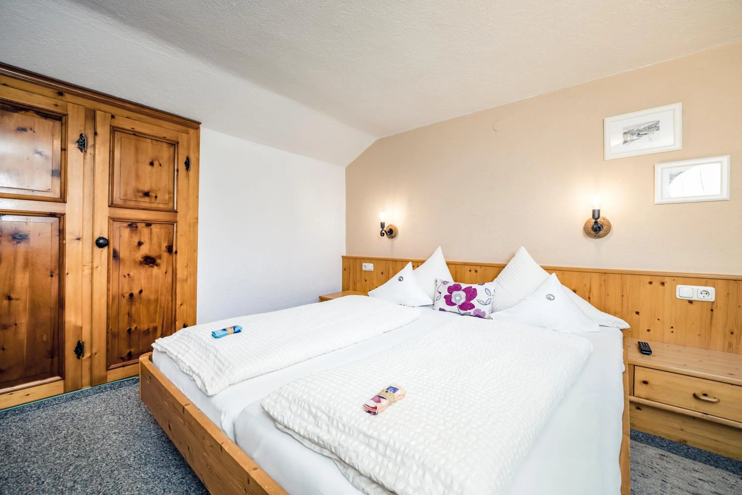 Bed in Pension der Steinbock - das 300 Jahre alte Bauernhaus - TIROL