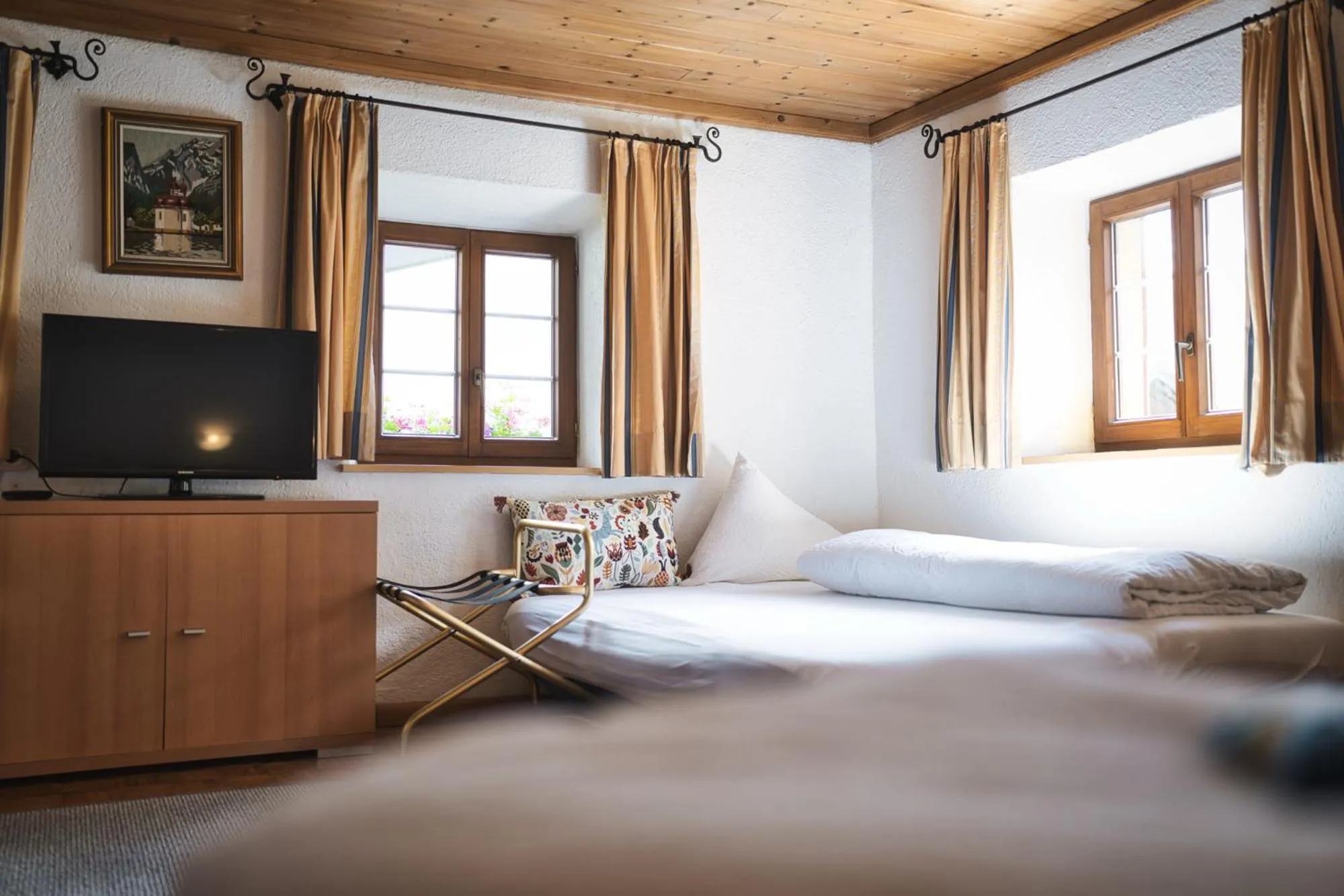 Bed in Pension der Steinbock - das 300 Jahre alte Bauernhaus - TIROL