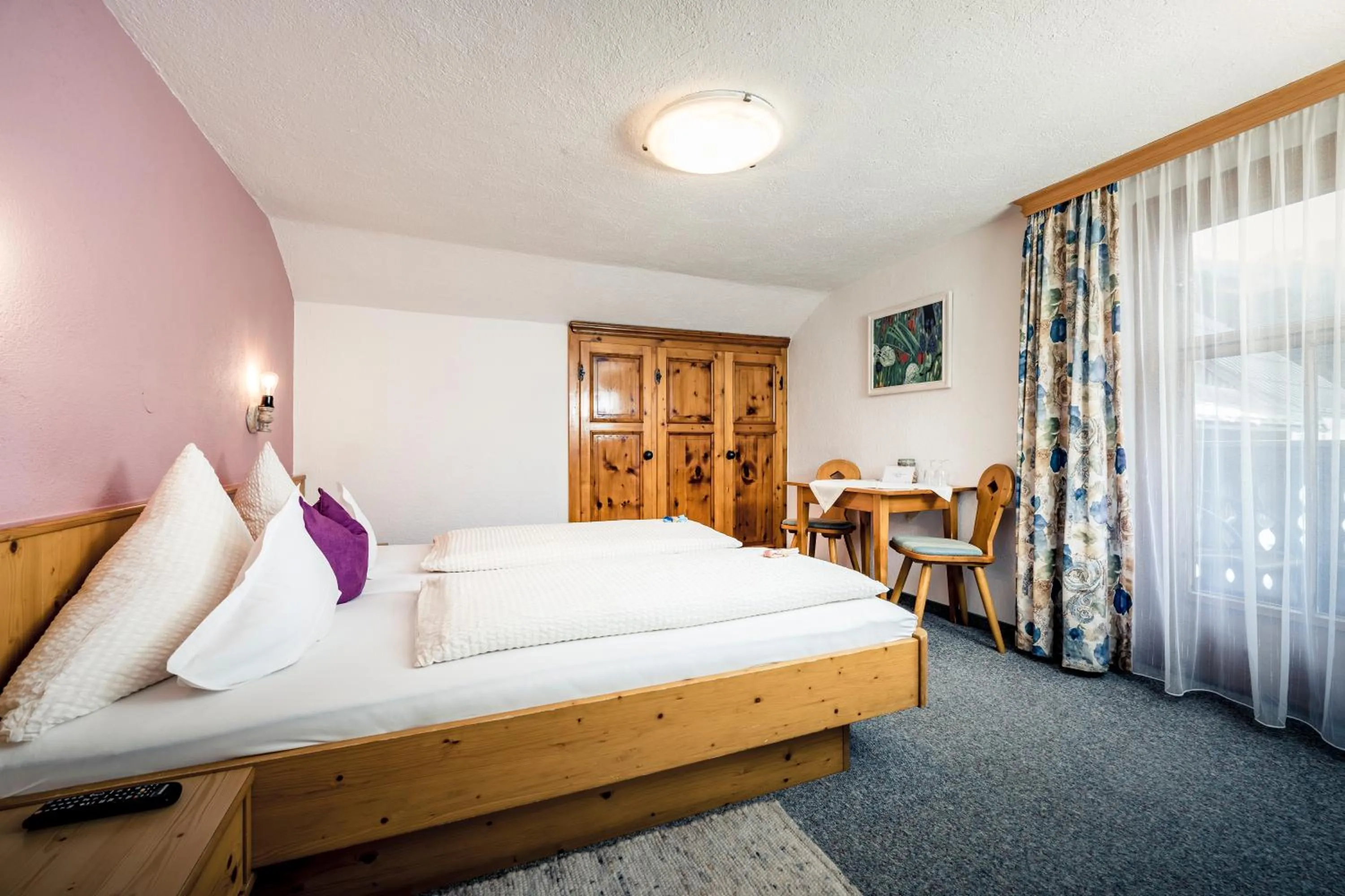 Bed in Pension der Steinbock - das 300 Jahre alte Bauernhaus - TIROL