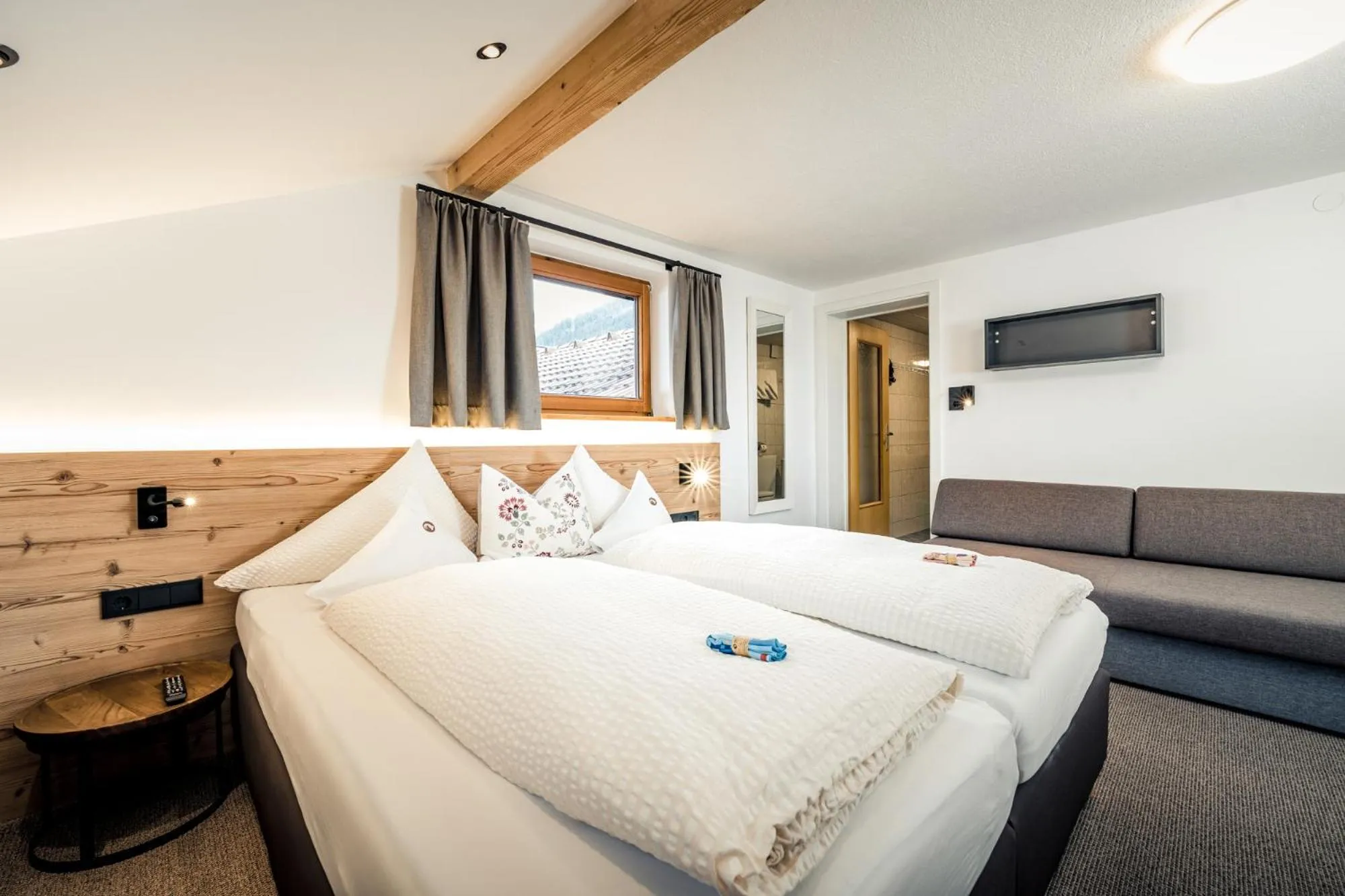 Bed in Pension der Steinbock - das 300 Jahre alte Bauernhaus - TIROL