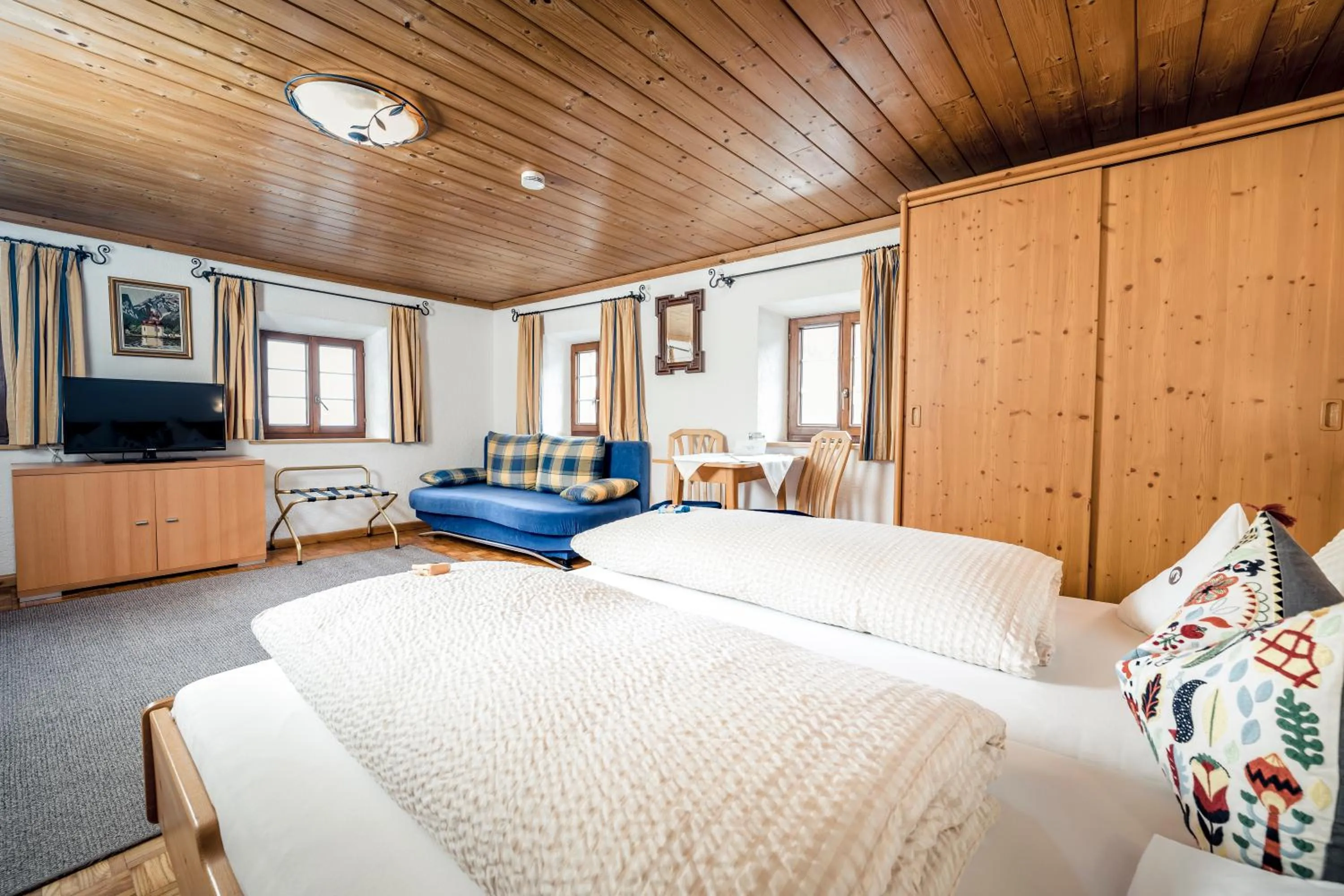 Photo of the whole room, Bed in Pension der Steinbock - das 300 Jahre alte Bauernhaus - TIROL