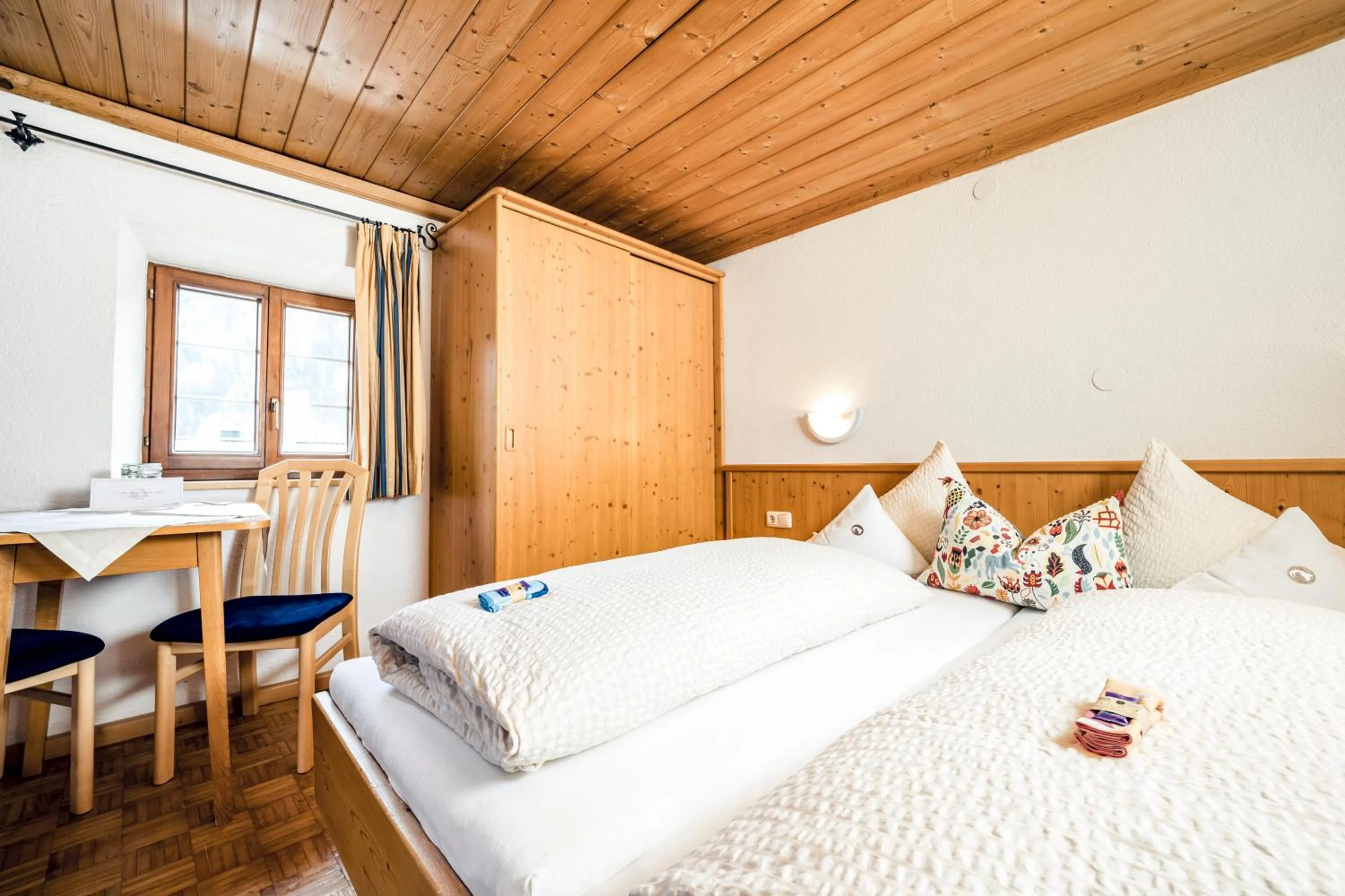 Photo of the whole room, Bed in Pension der Steinbock - das 300 Jahre alte Bauernhaus - TIROL
