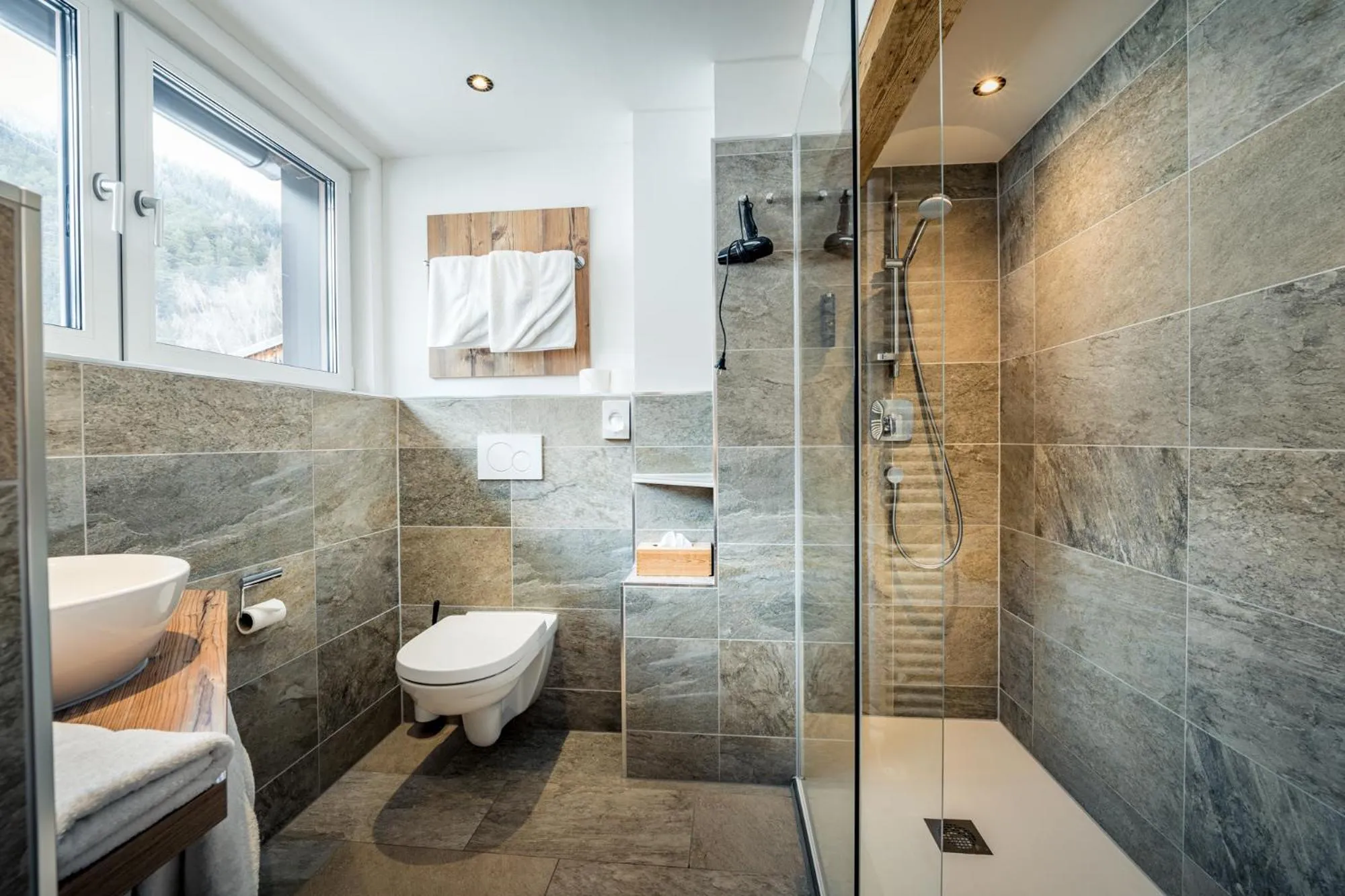 Shower in Pension der Steinbock - das 300 Jahre alte Bauernhaus - TIROL