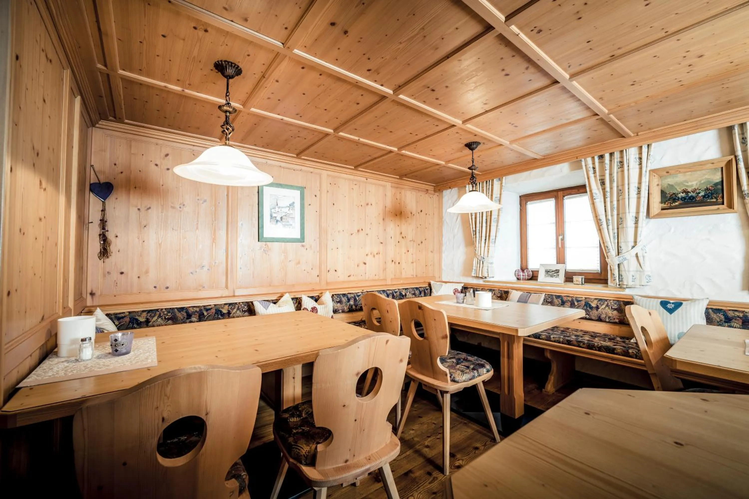 Breakfast in Pension der Steinbock - das 300 Jahre alte Bauernhaus - TIROL