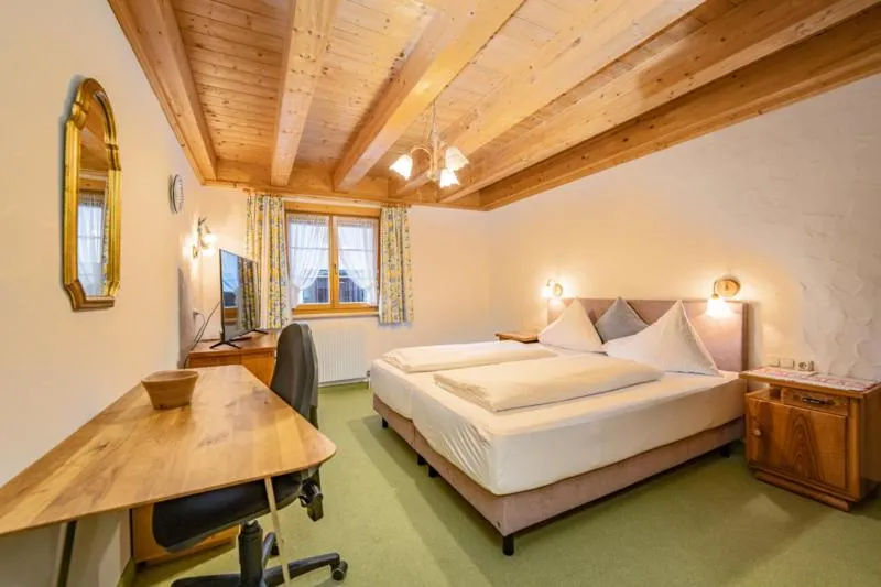 Bed in Pension der Steinbock - das 300 Jahre alte Bauernhaus - TIROL