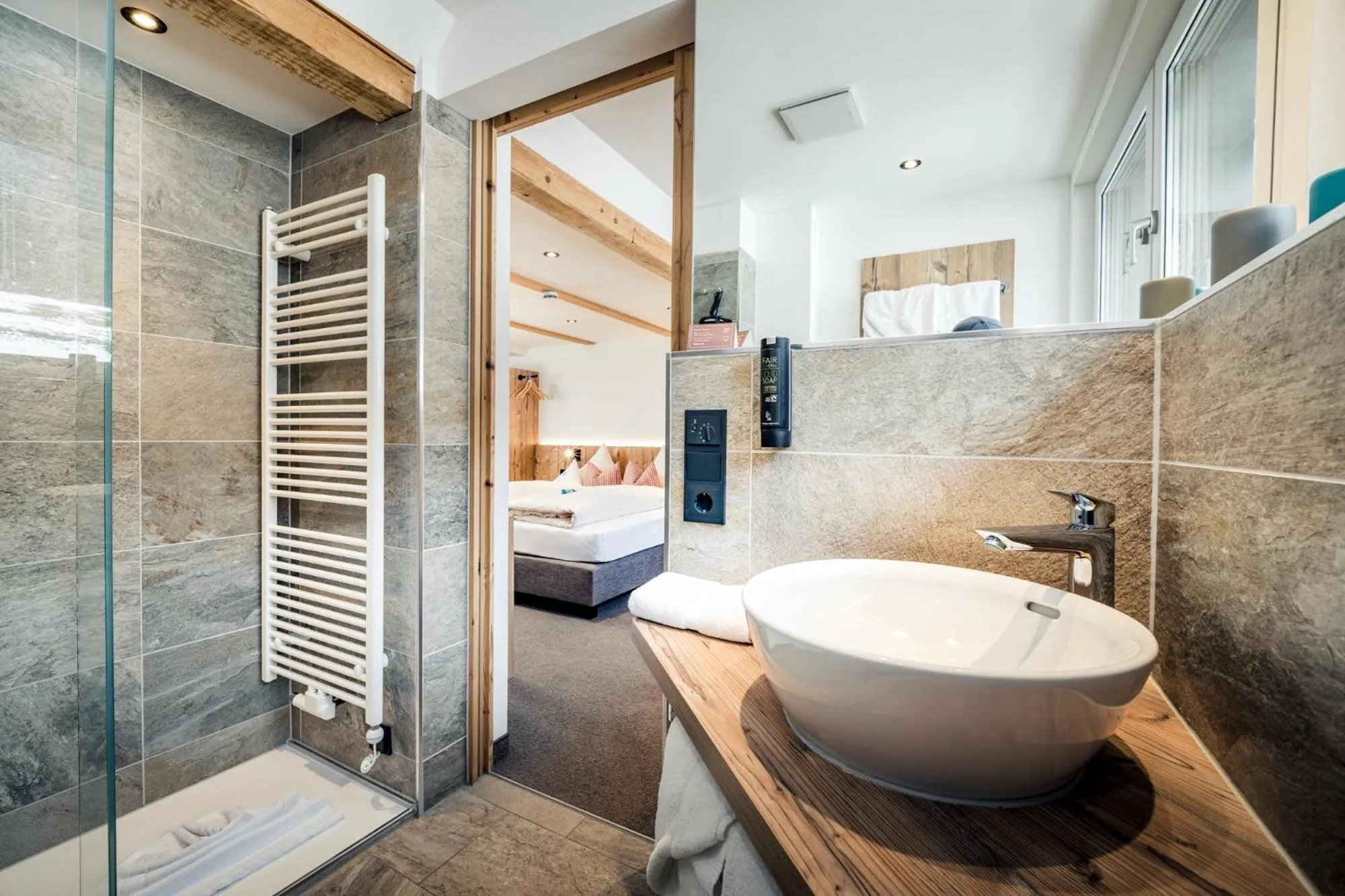 Bathroom in Pension der Steinbock - das 300 Jahre alte Bauernhaus - TIROL