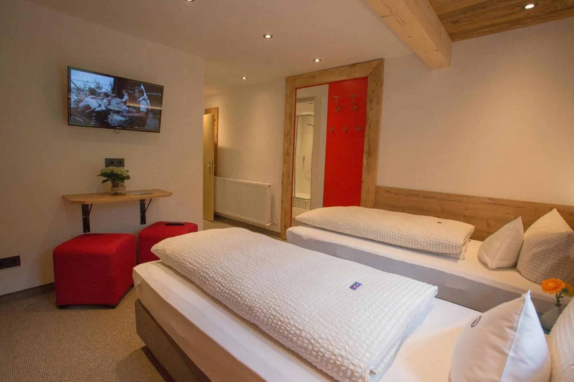 Photo of the whole room, Bed in Pension der Steinbock - das 300 Jahre alte Bauernhaus - TIROL