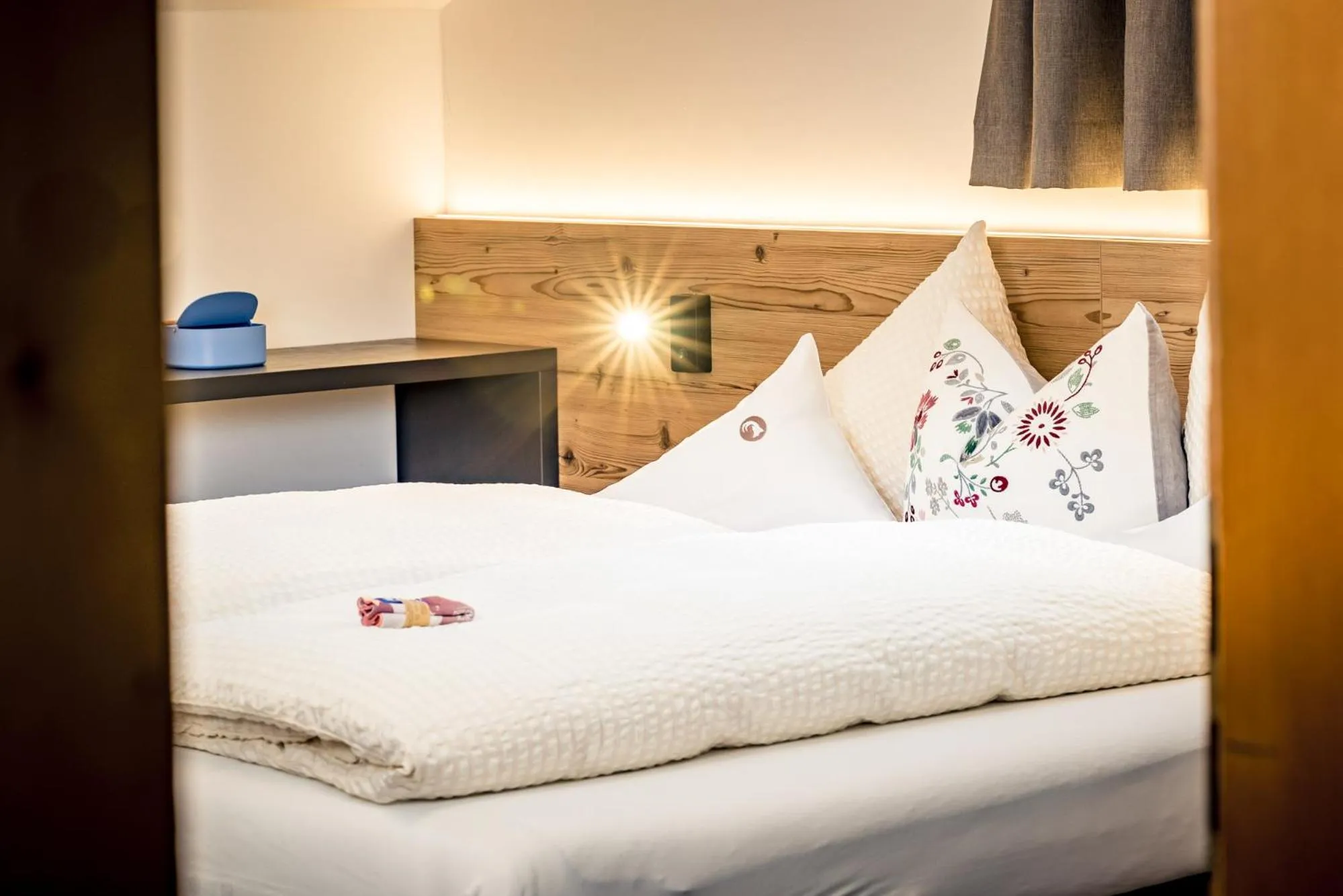 Bed in Pension der Steinbock - das 300 Jahre alte Bauernhaus - TIROL