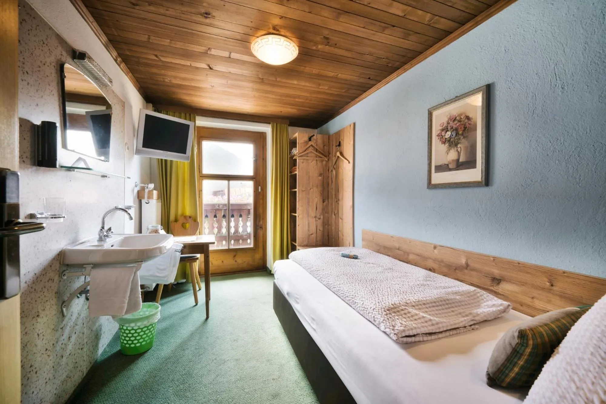 Photo of the whole room, Bed in Pension der Steinbock - das 300 Jahre alte Bauernhaus - TIROL