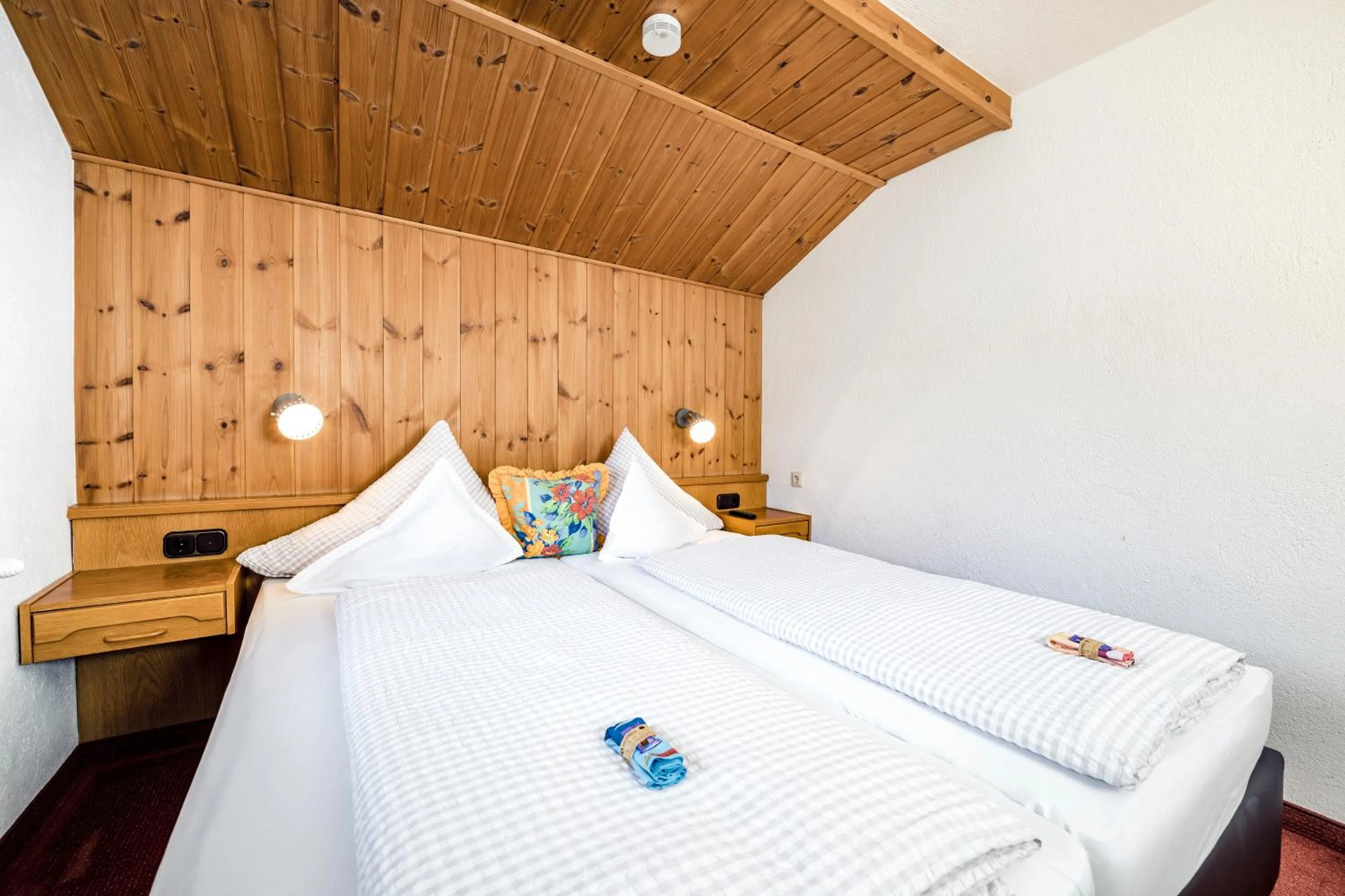 Bed in Pension der Steinbock - das 300 Jahre alte Bauernhaus - TIROL