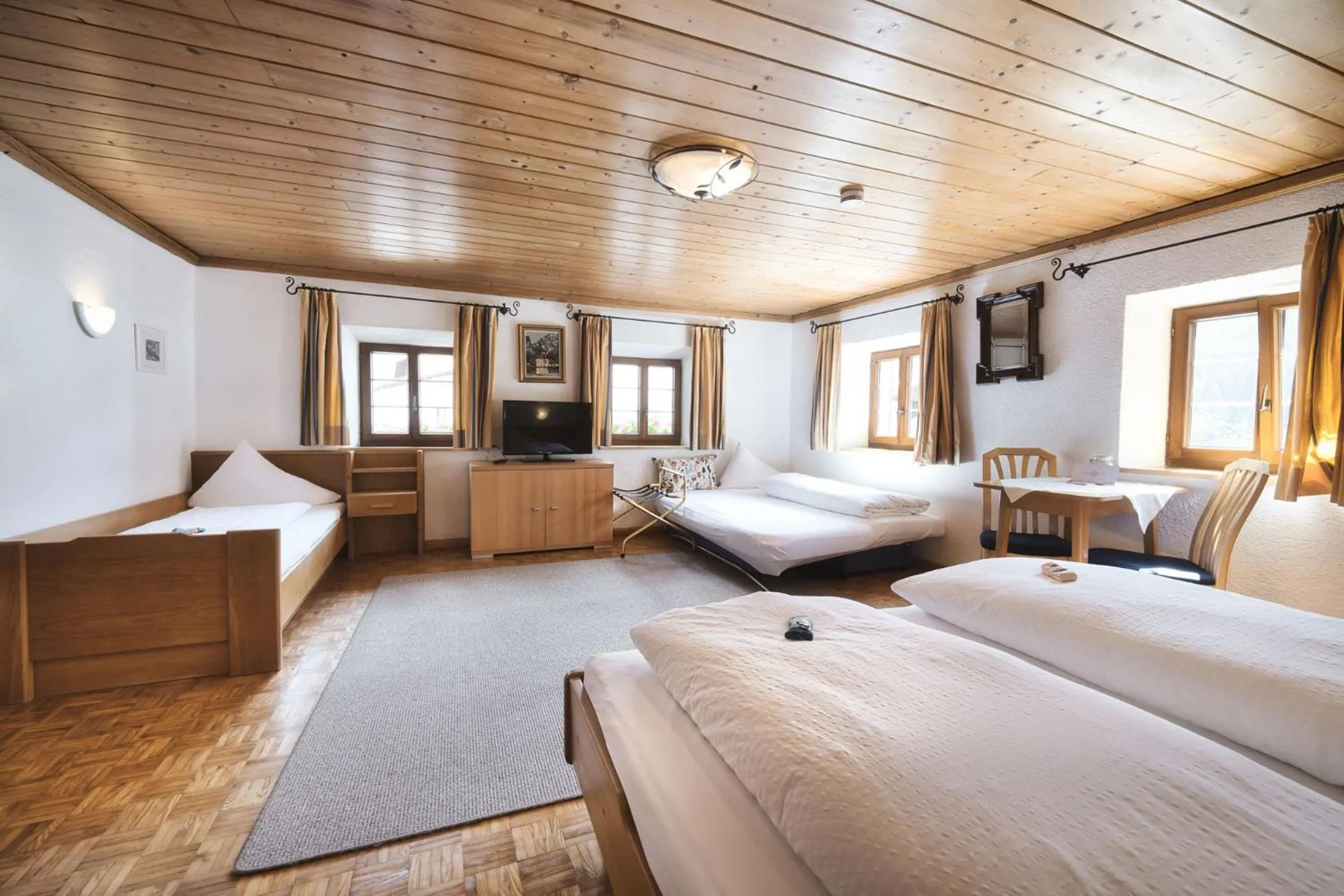 Photo of the whole room, Bed in Pension der Steinbock - das 300 Jahre alte Bauernhaus - TIROL