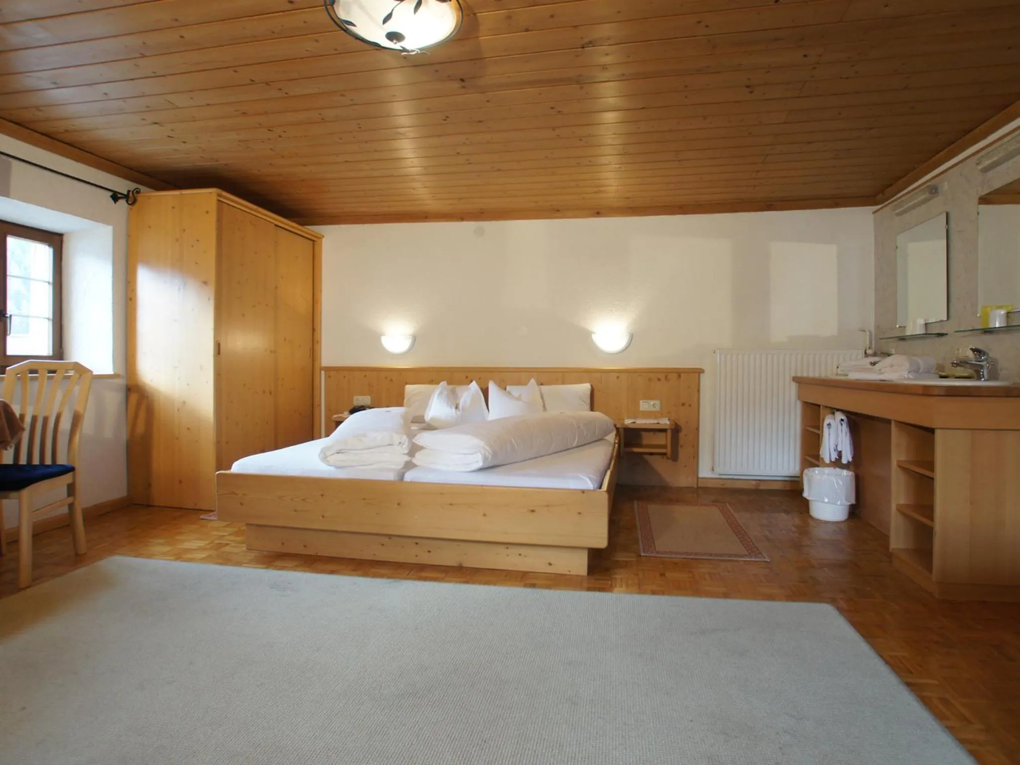 Photo of the whole room, Bed in Pension der Steinbock - das 300 Jahre alte Bauernhaus - TIROL