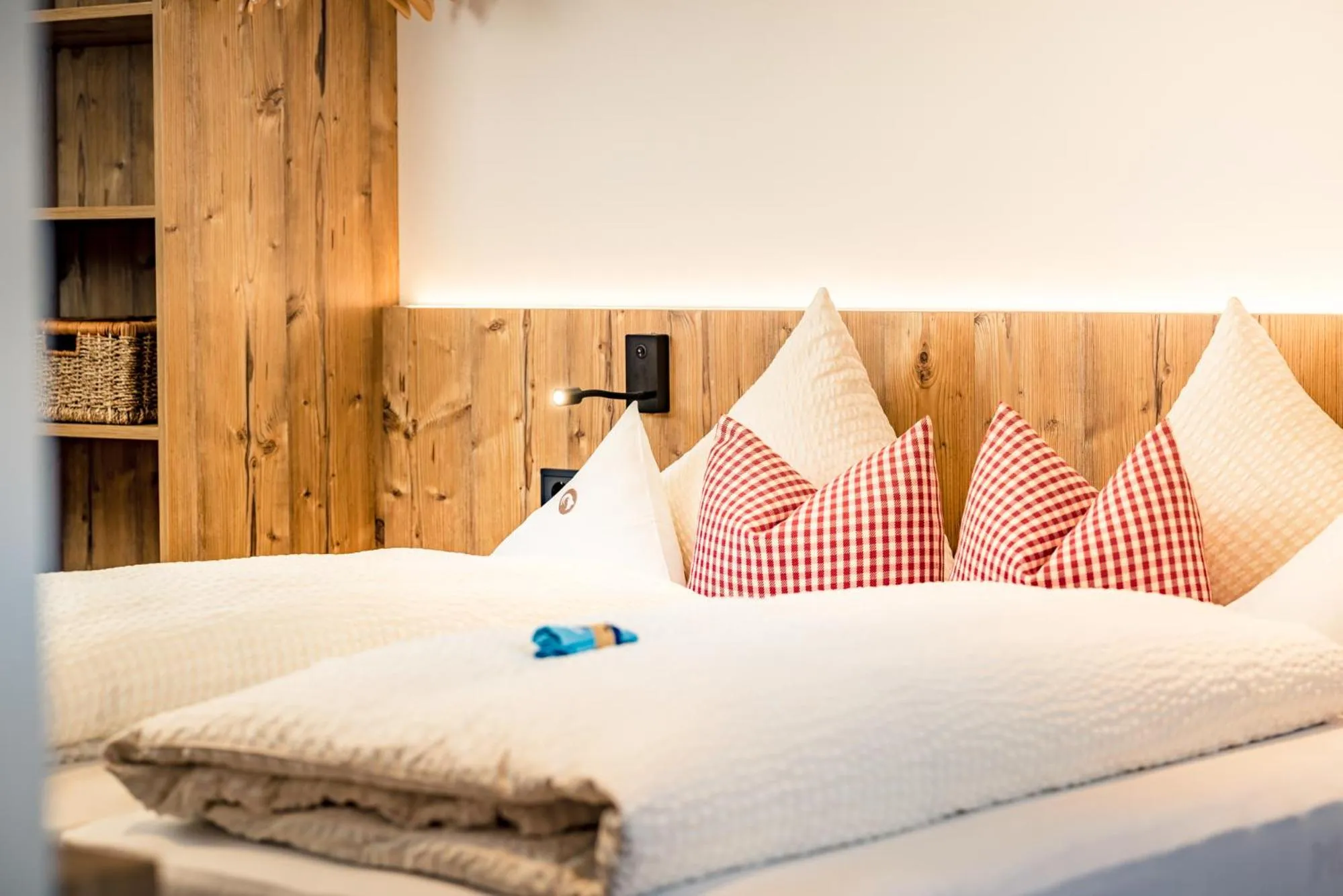 Bed in Pension der Steinbock - das 300 Jahre alte Bauernhaus - TIROL