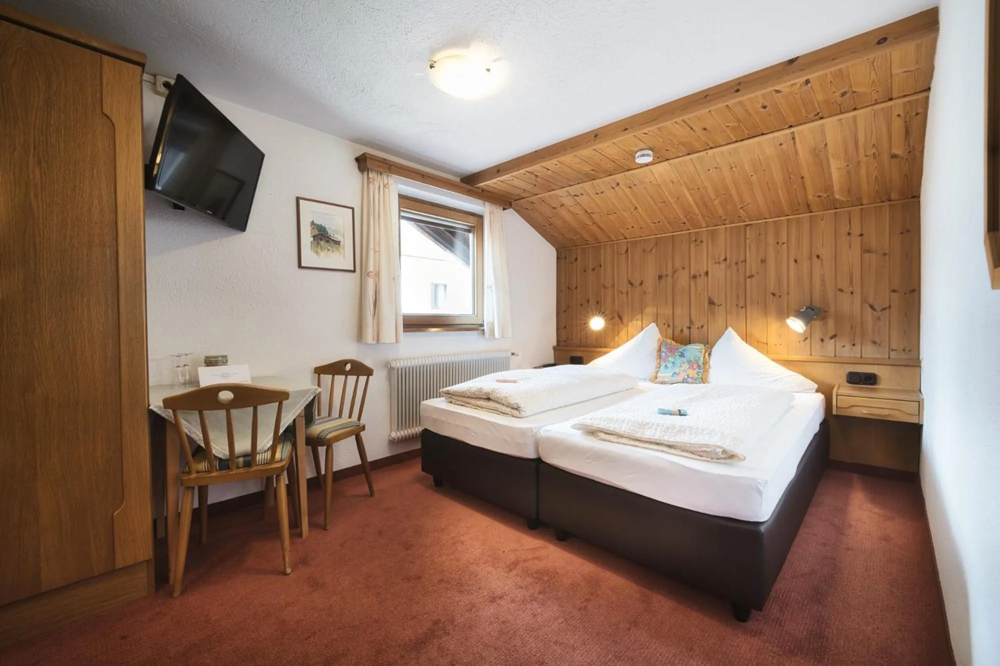Photo of the whole room, Bed in Pension der Steinbock - das 300 Jahre alte Bauernhaus - TIROL