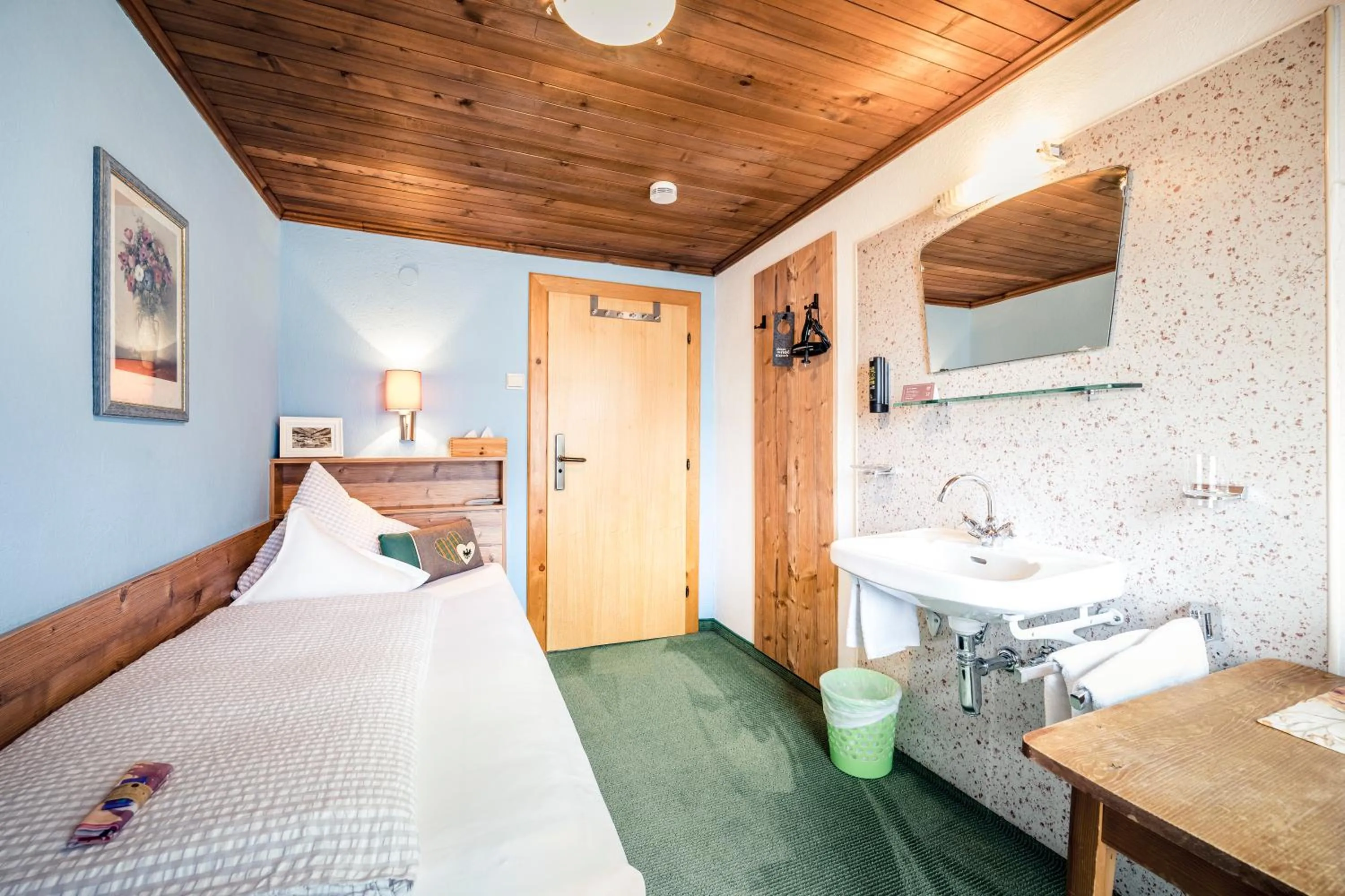 Bed in Pension der Steinbock - das 300 Jahre alte Bauernhaus - TIROL