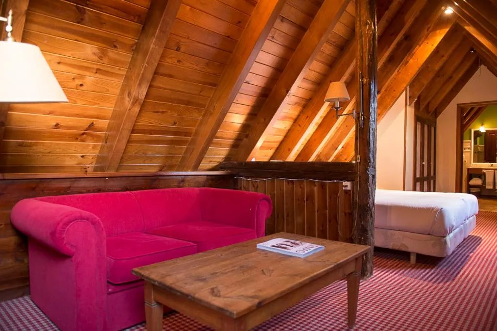 Seating area, Bed in Hotel Chalet Bassibe